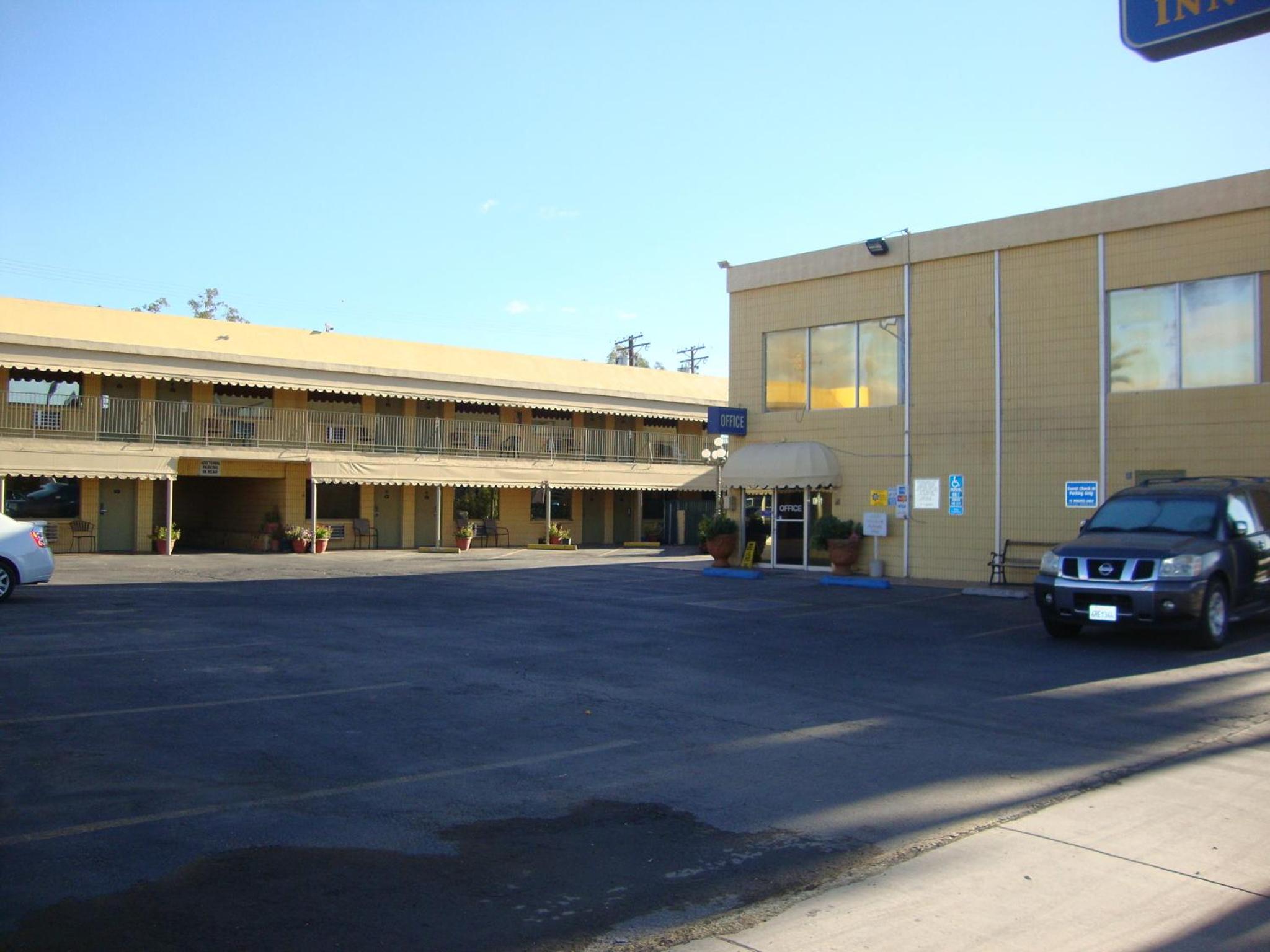 Townhouse Inn and Suites