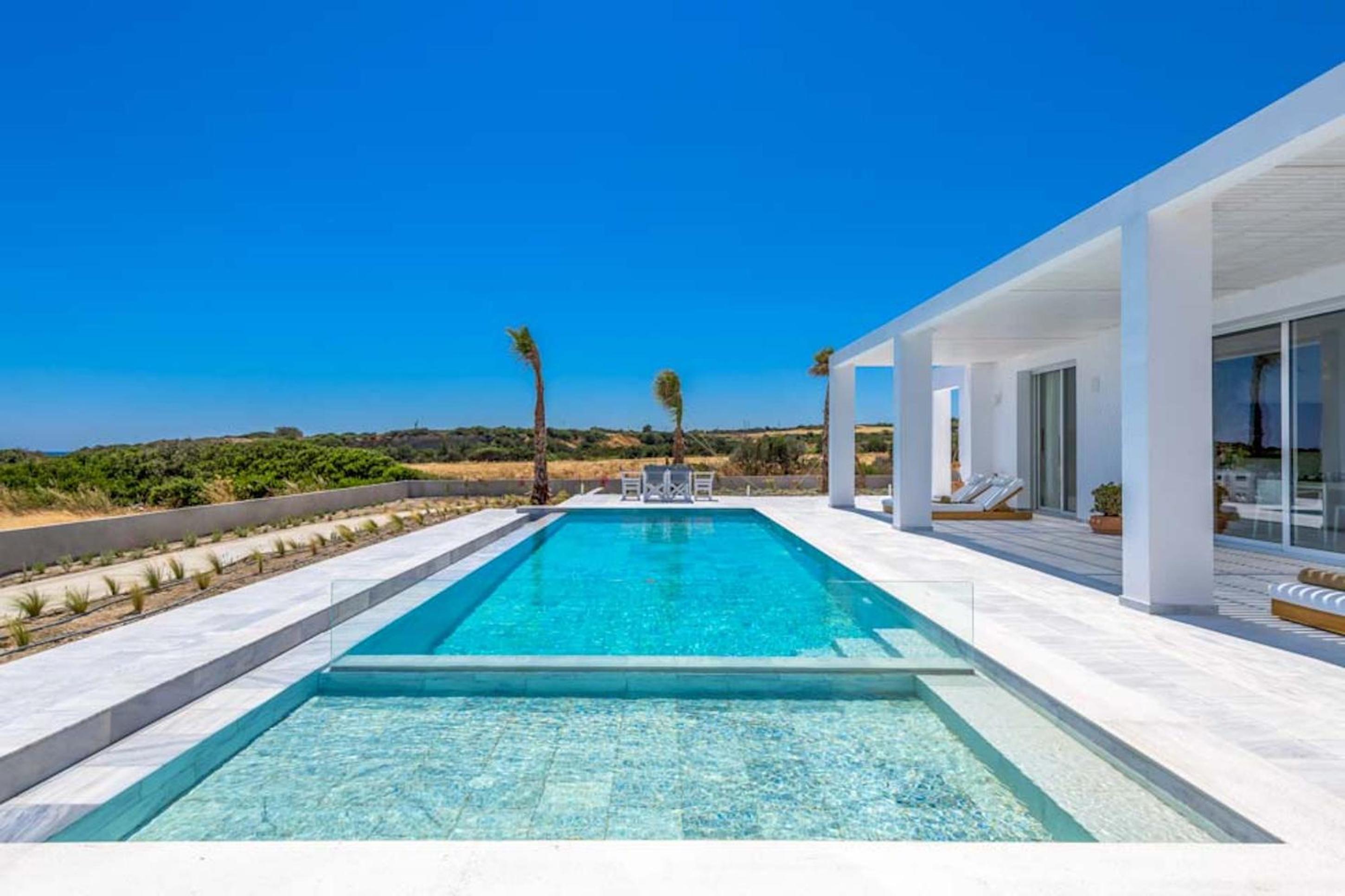 Seashore Villa - Luxury Beachfront - Pool & Sea View