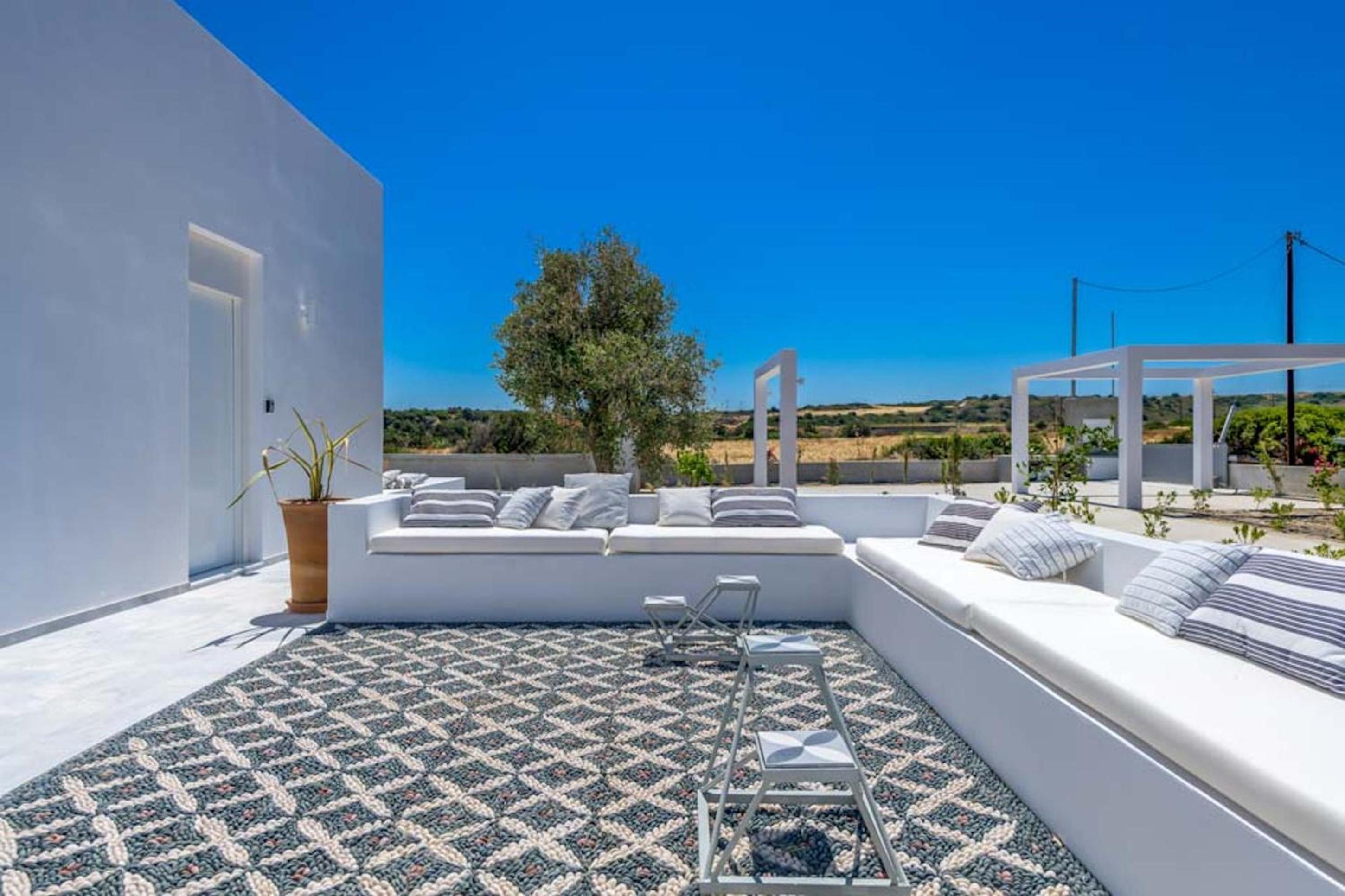 Seashore Villa - Luxury Beachfront - Pool & Sea View