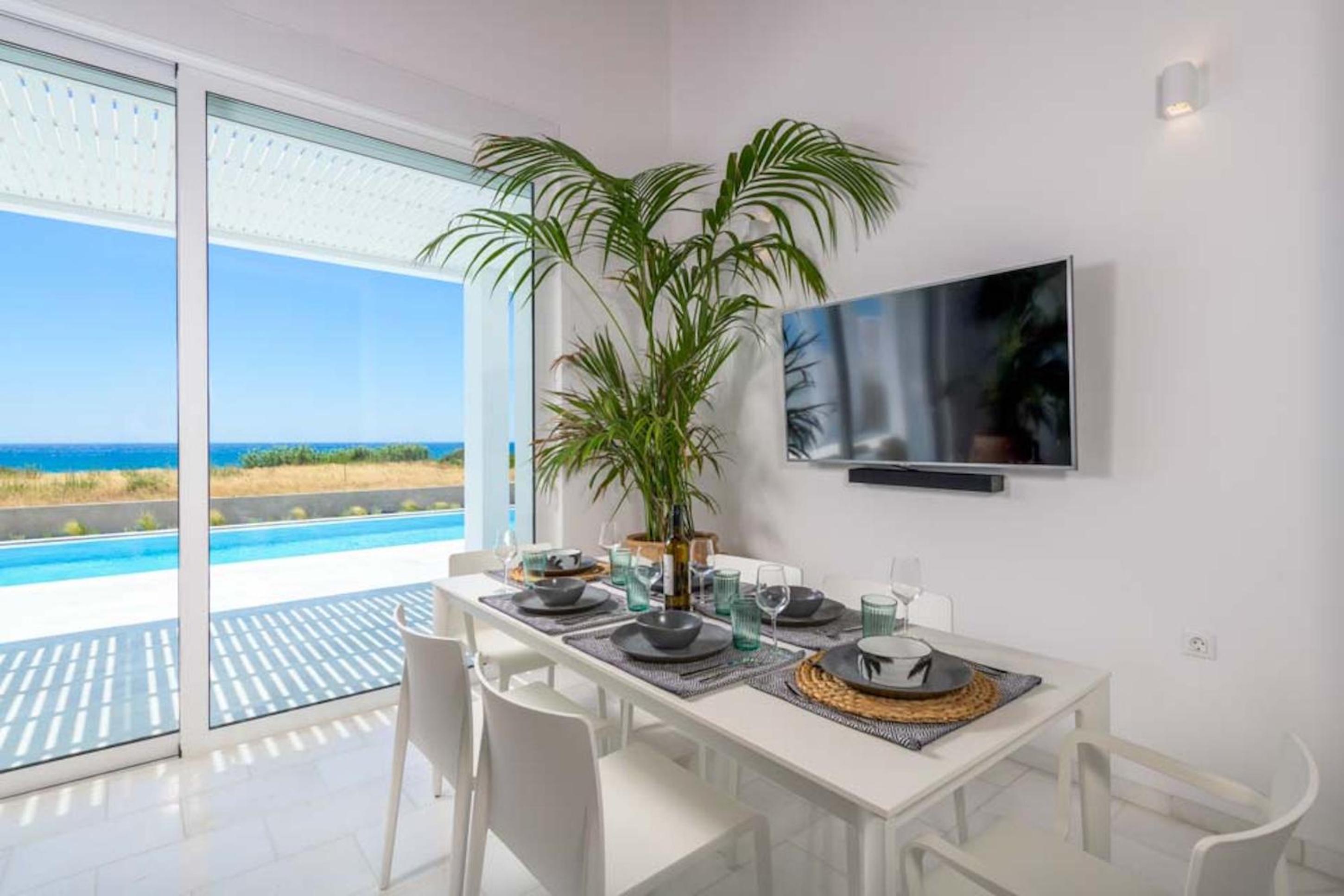 Seashore Villa - Luxury Beachfront - Pool & Sea View