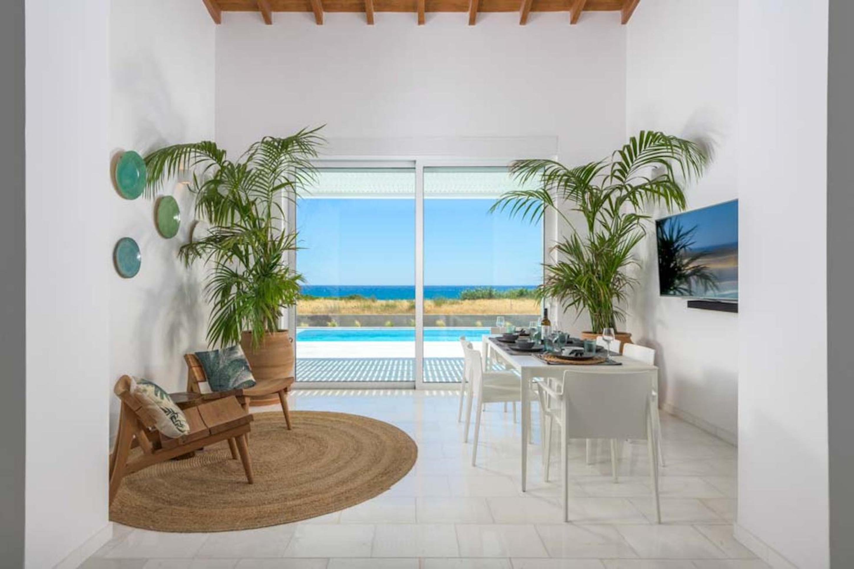 Seashore Villa - Luxury Beachfront - Pool & Sea View