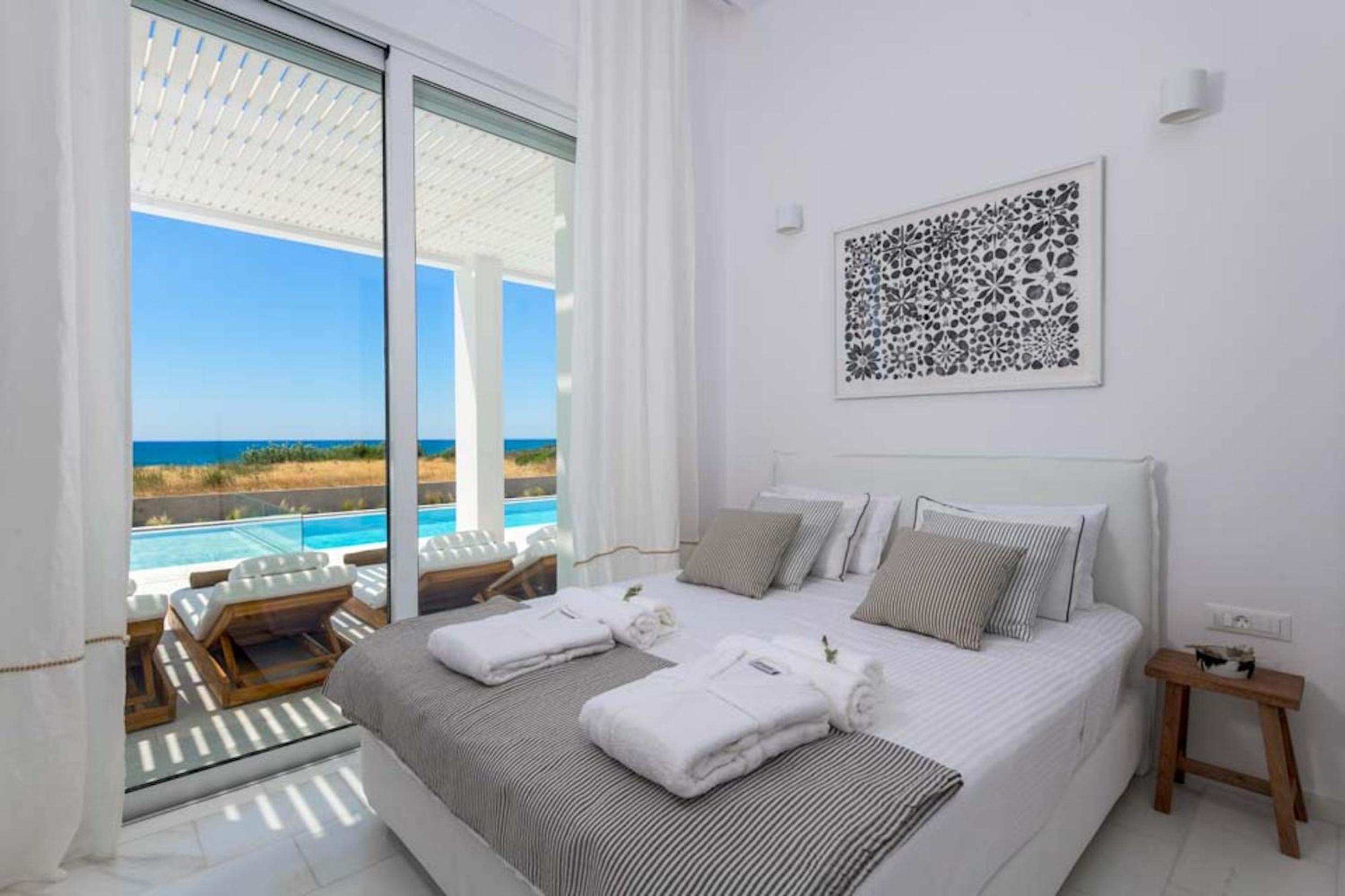 Seashore Villa - Luxury Beachfront - Pool & Sea View