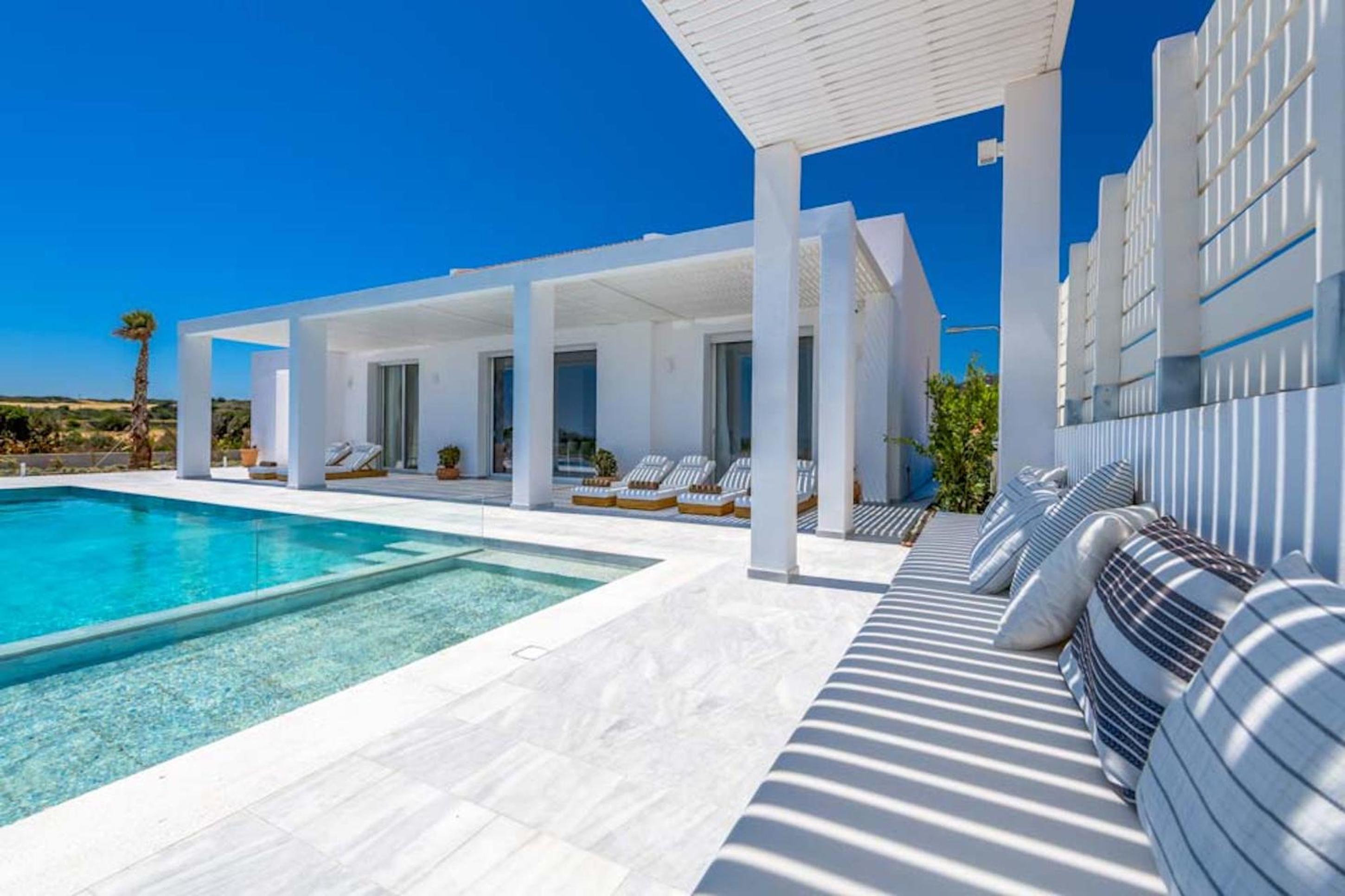 Seashore Villa - Luxury Beachfront - Pool & Sea View