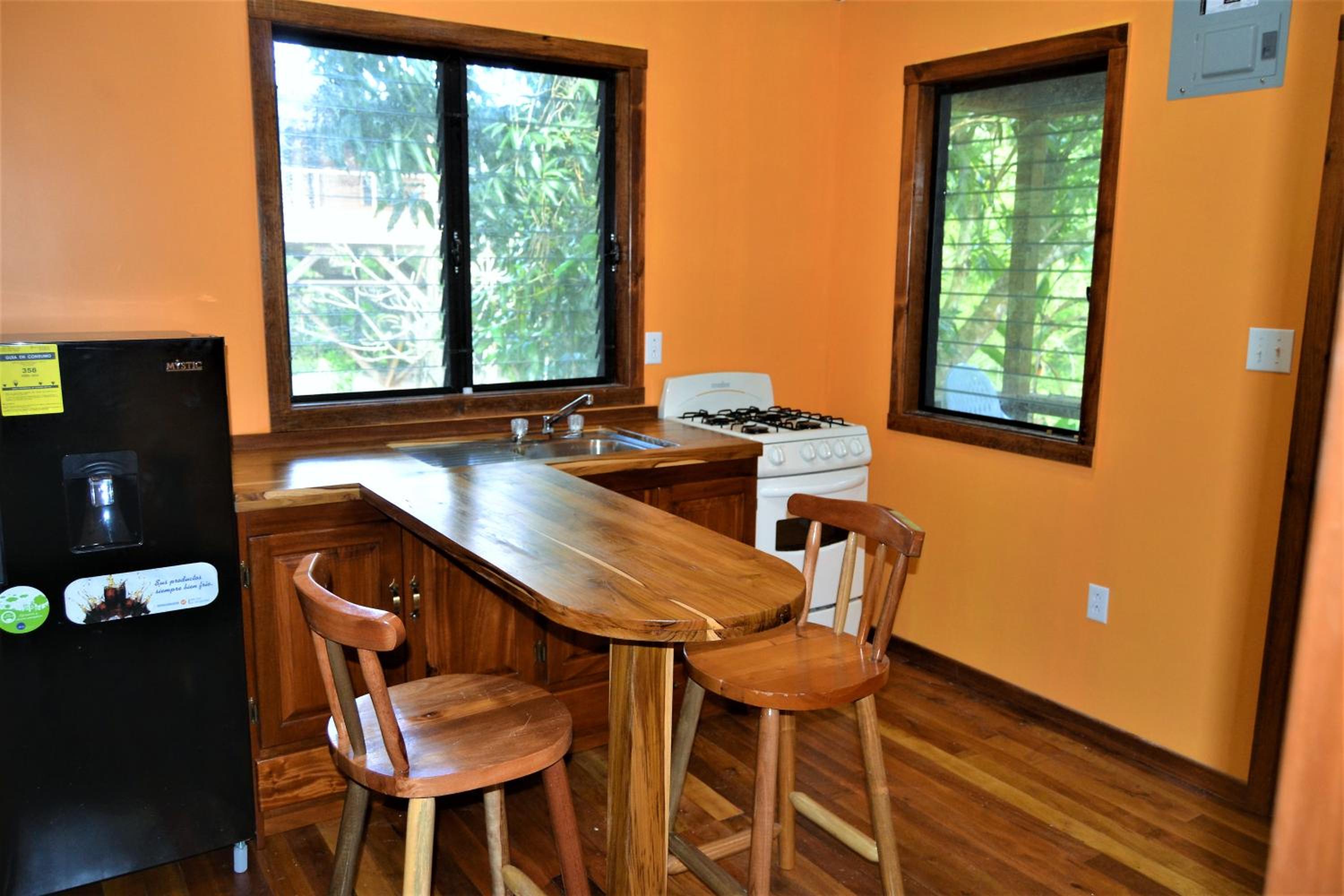 Belize Vacations - Iguana Roost Tourism Gold Standard Fully Equipped two Bedroom Cabin - Property Image 4