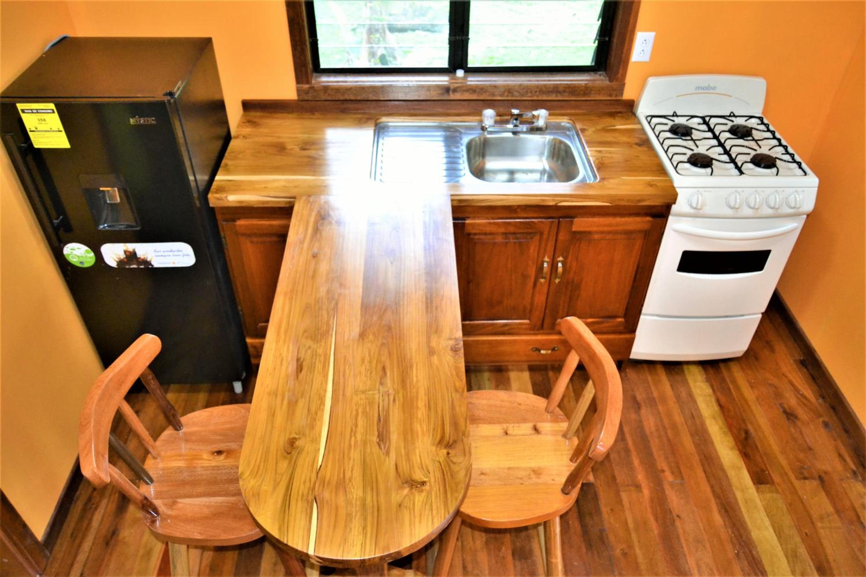 Belize Vacations - Iguana Roost Tourism Gold Standard Fully Equipped two Bedroom Cabin - Property Image 5