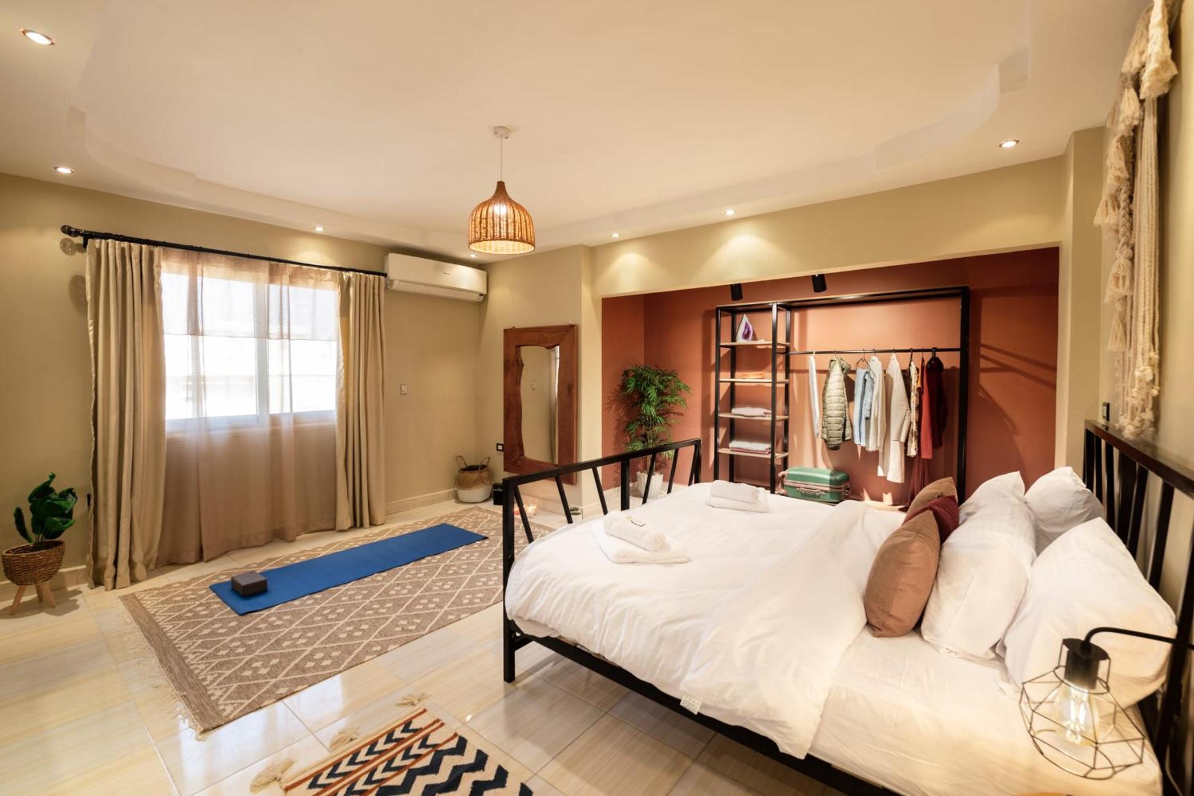 Play Foosball & Do Yoga - 1 BR Apt - Free Airport Pickup!