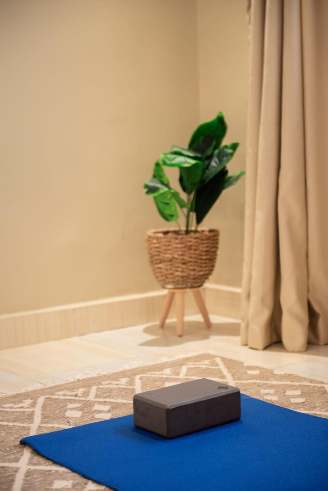 Play Foosball & Do Yoga - 1 BR Apt - Free Airport Pickup!