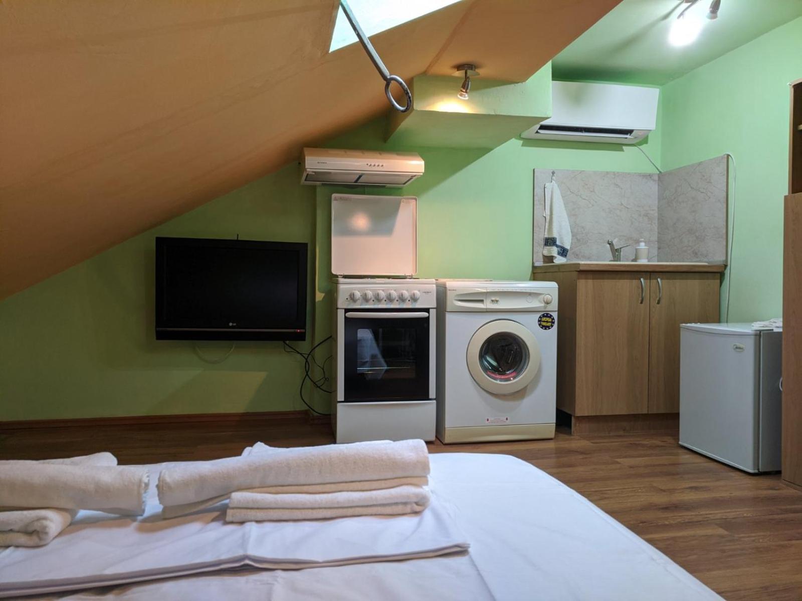 Midtown Place Apartment Loft таванска стая с баня DORIS 2 view 2