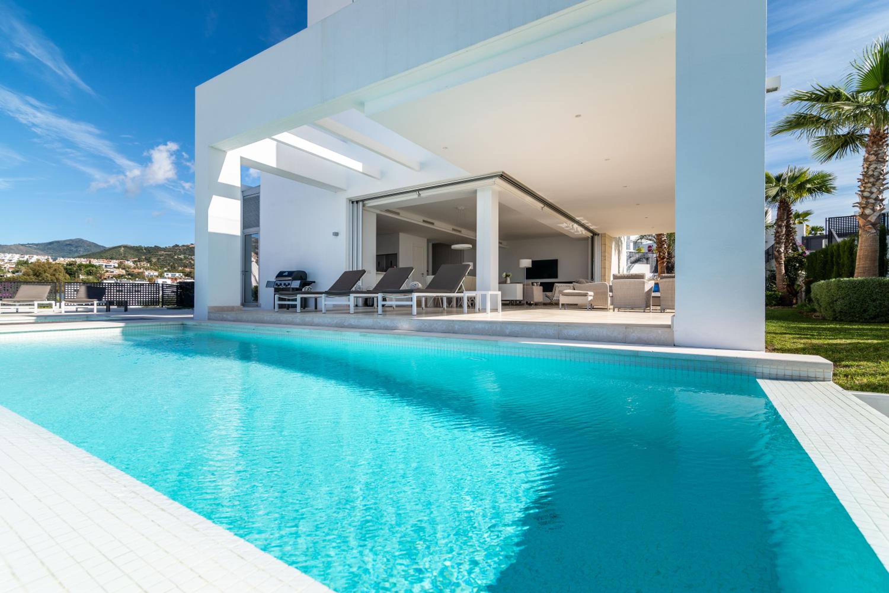 NEW Luxurious 4-BDRM Villa next to Beach/Golf — La Finca view 2