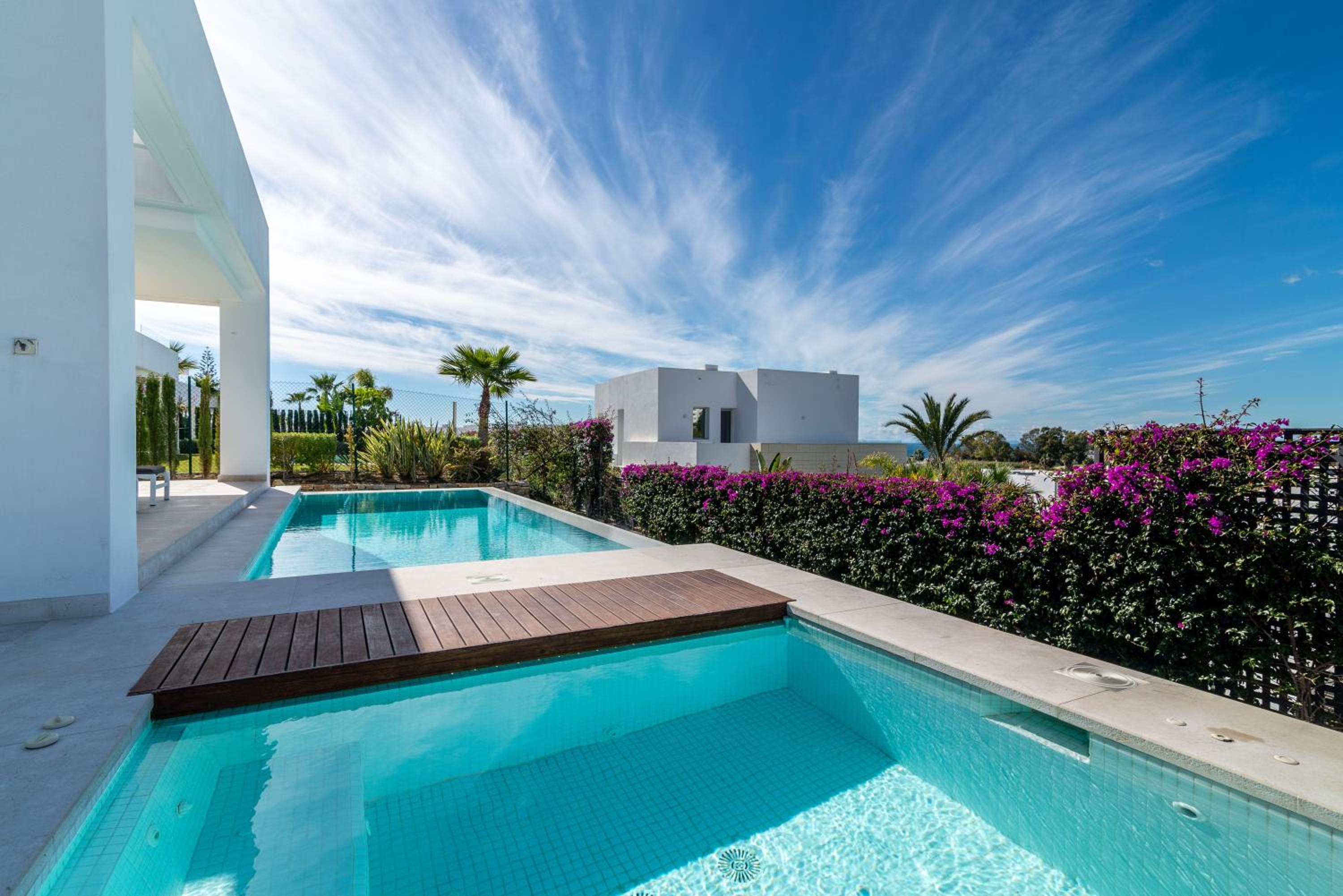 NEW Luxurious 4-BDRM Villa next to Beach/Golf — La Finca view 4