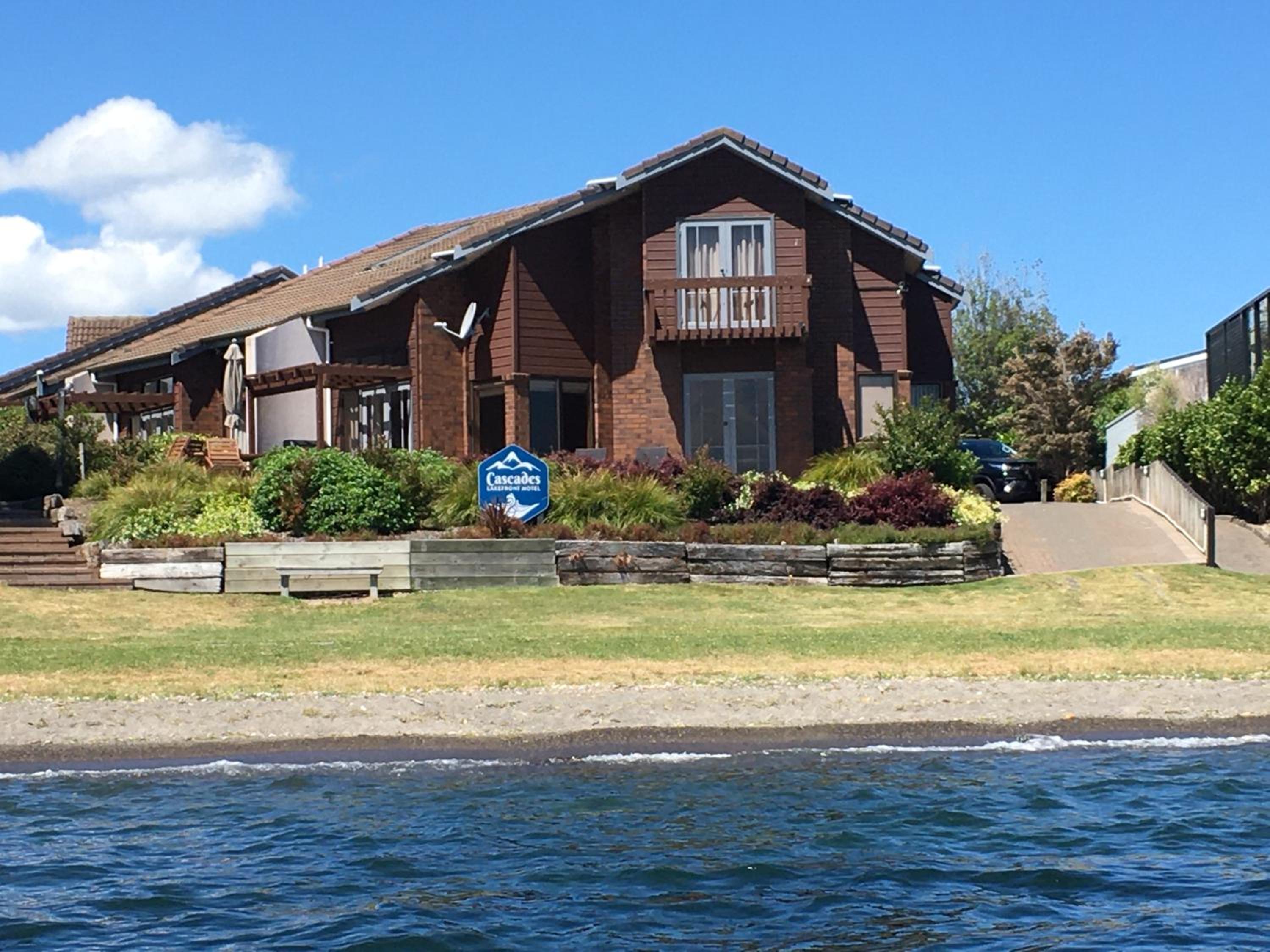 Cascades Lakefront Motel - Image 5