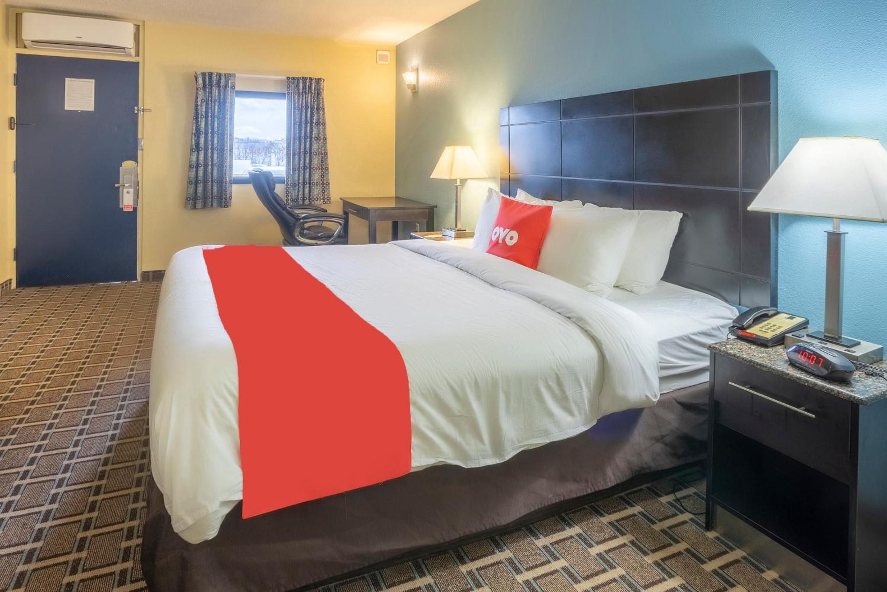 OYO Hotel Knoxville TN Cedar Bluff I-40