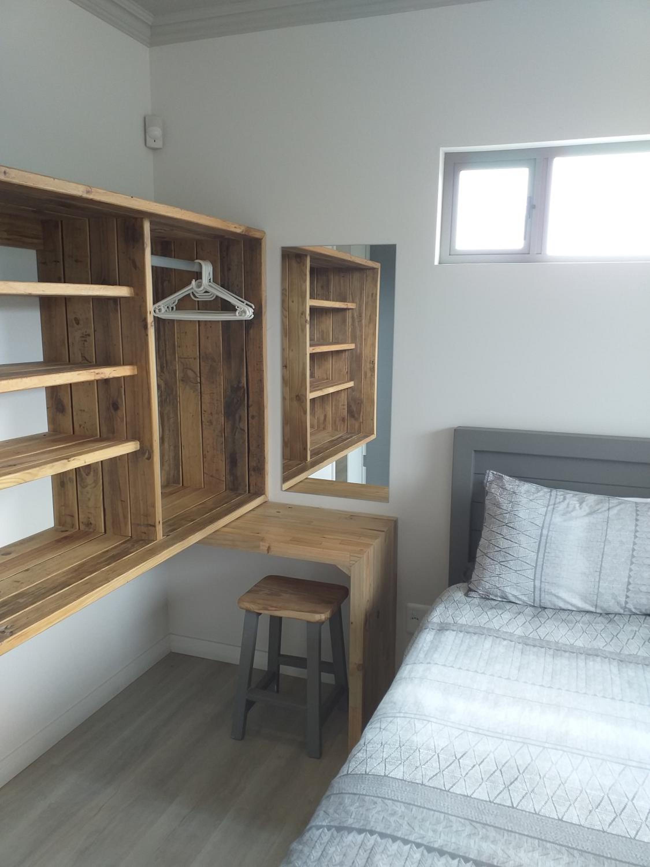 Lovely new flat near restaurants and beach with solar - free wifi and DSTV view 2