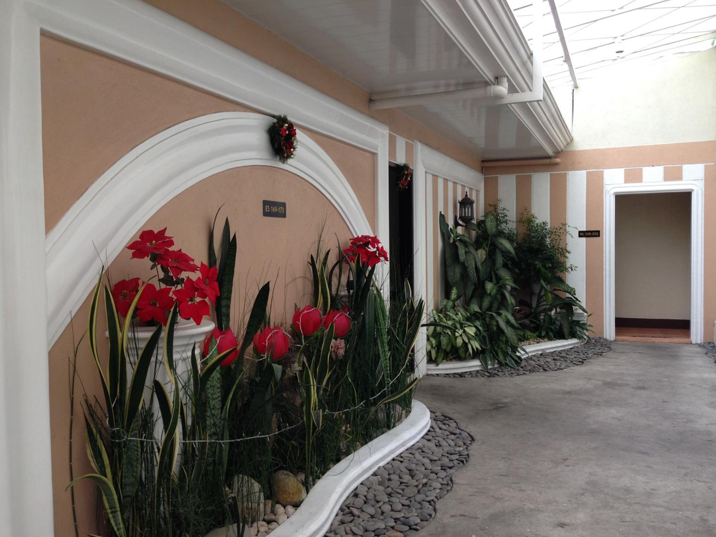 Hollywood Drive-In Hotel, Baguio - 20