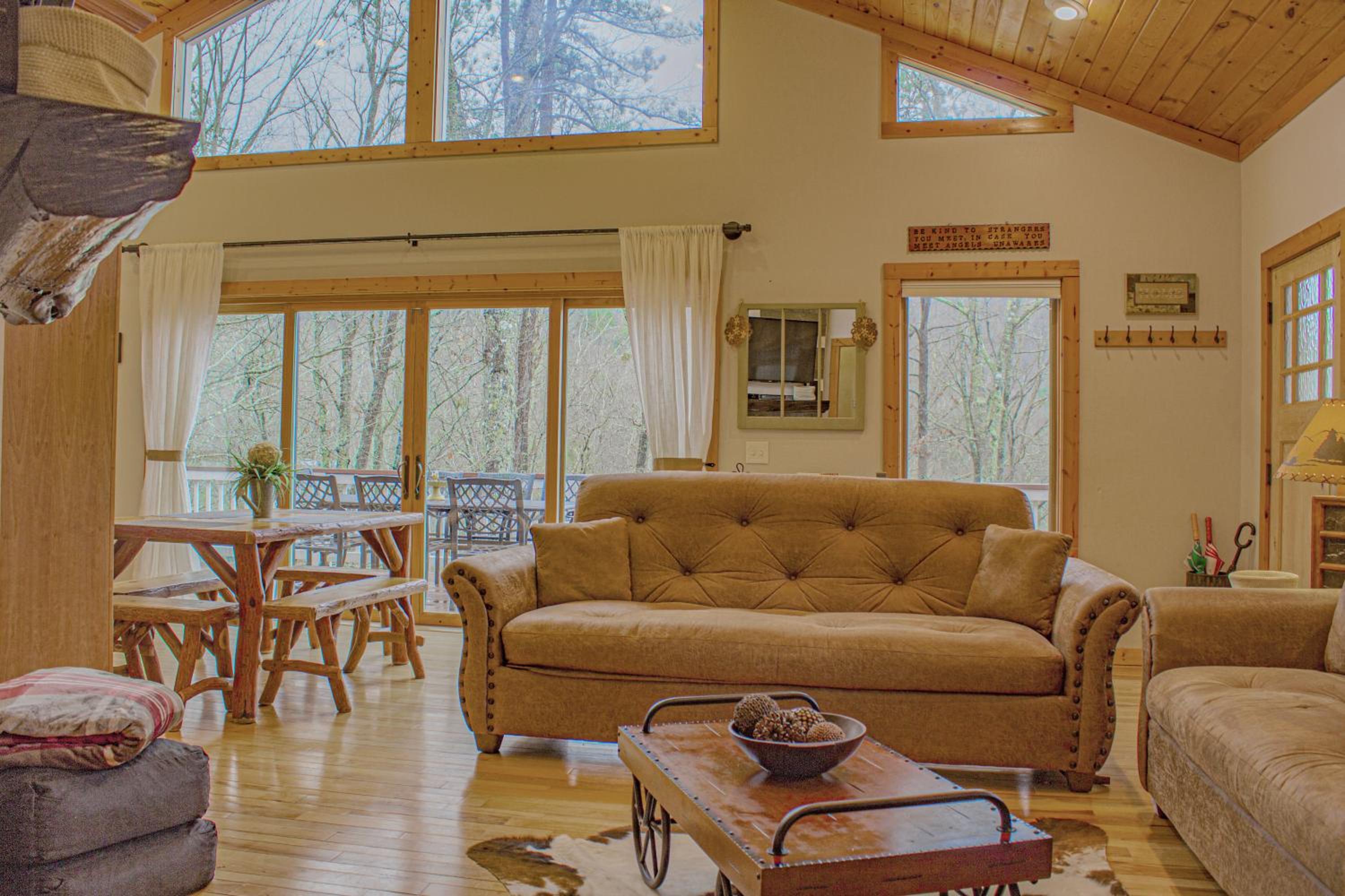 Luxury Cabin Mins to Highlands view 4