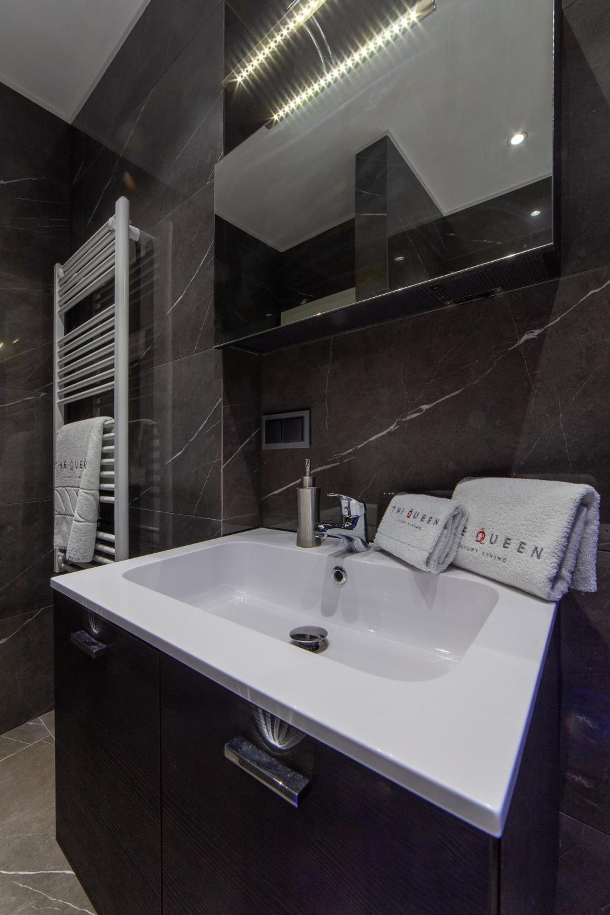 The Queen Luxury Apartments - Villa Carlotta
