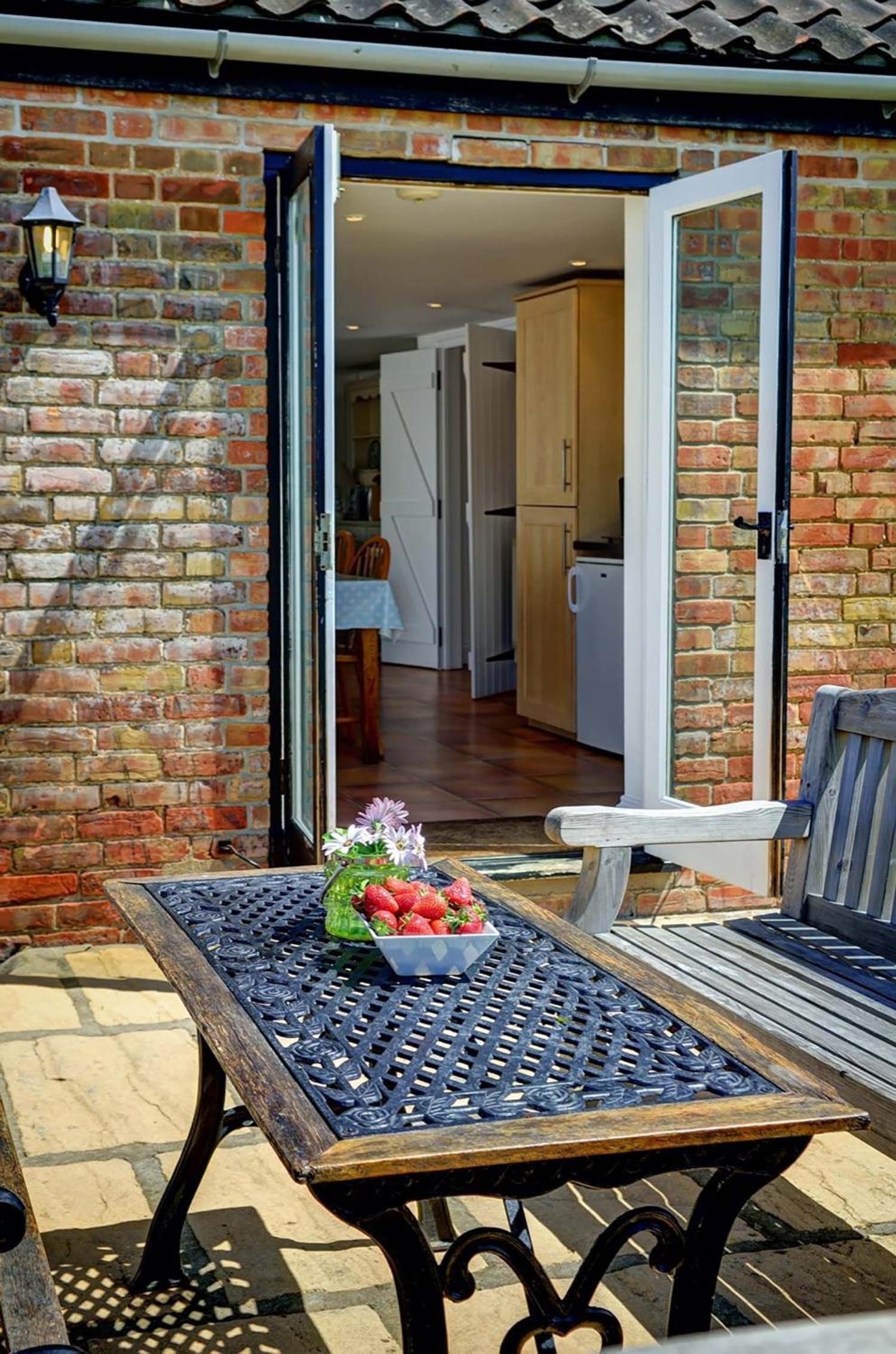 East Green Farm Cottages - The Hayloft view 5