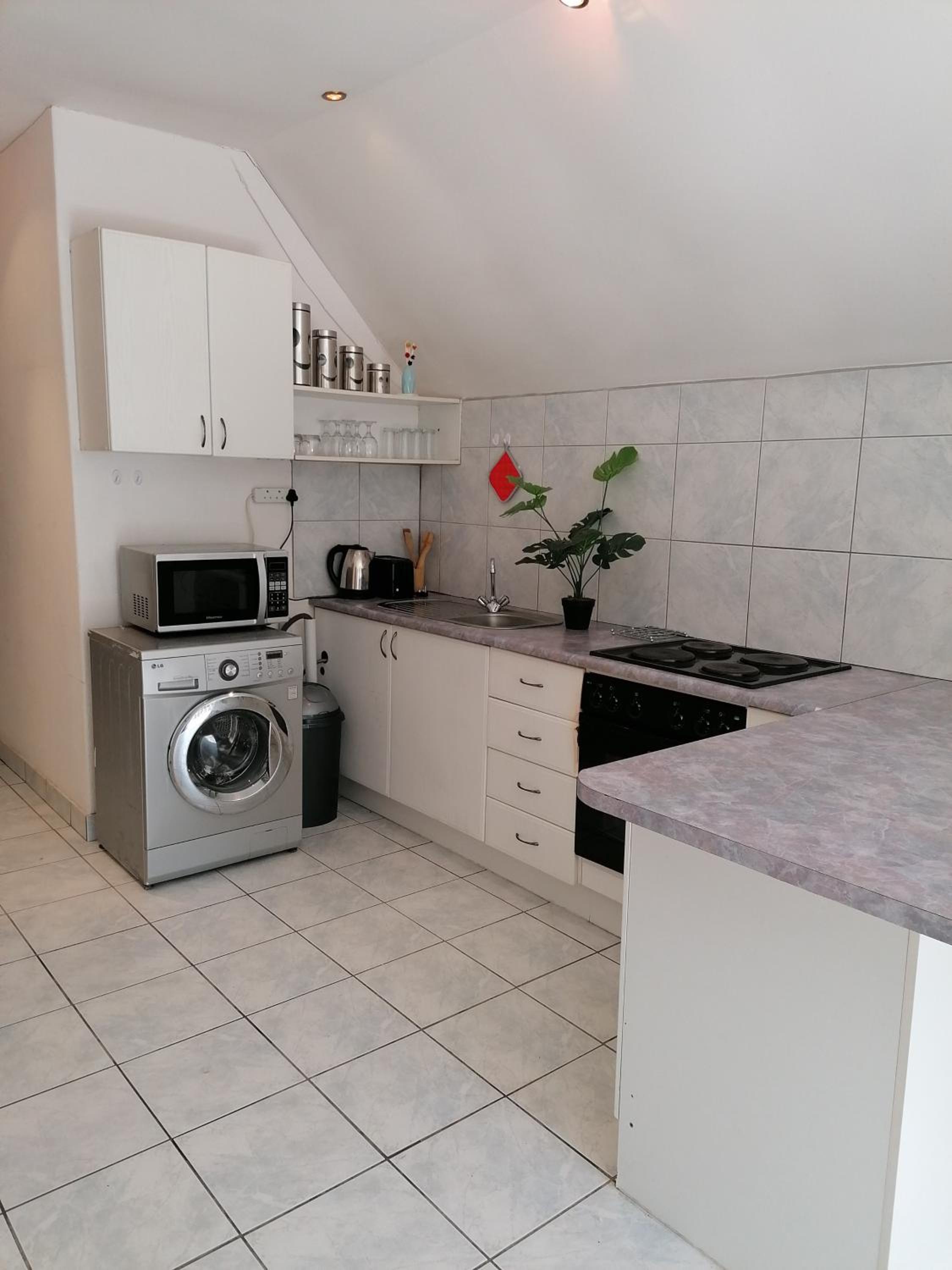 Rural feeling Self Catering Next door to Sandton view 4