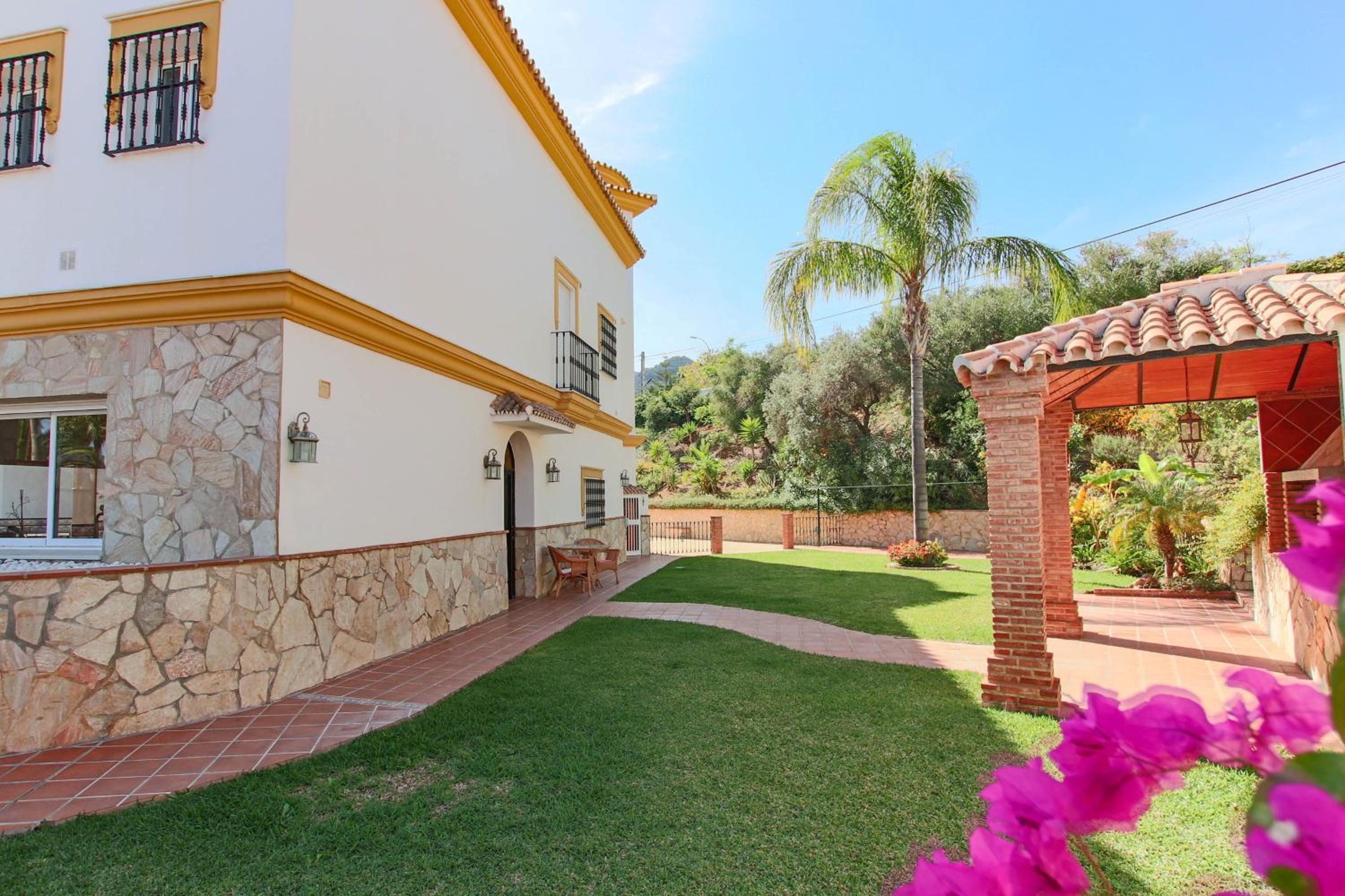 TESS Villa El Oasis
