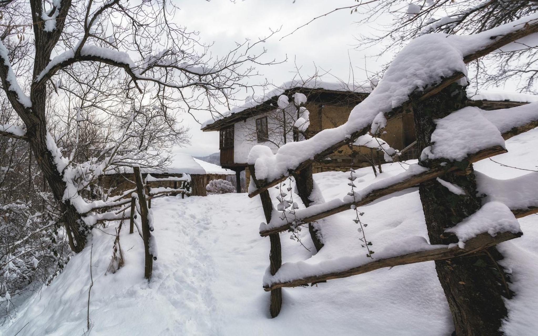 Authentic House with Stunning Mountain View - Karashka