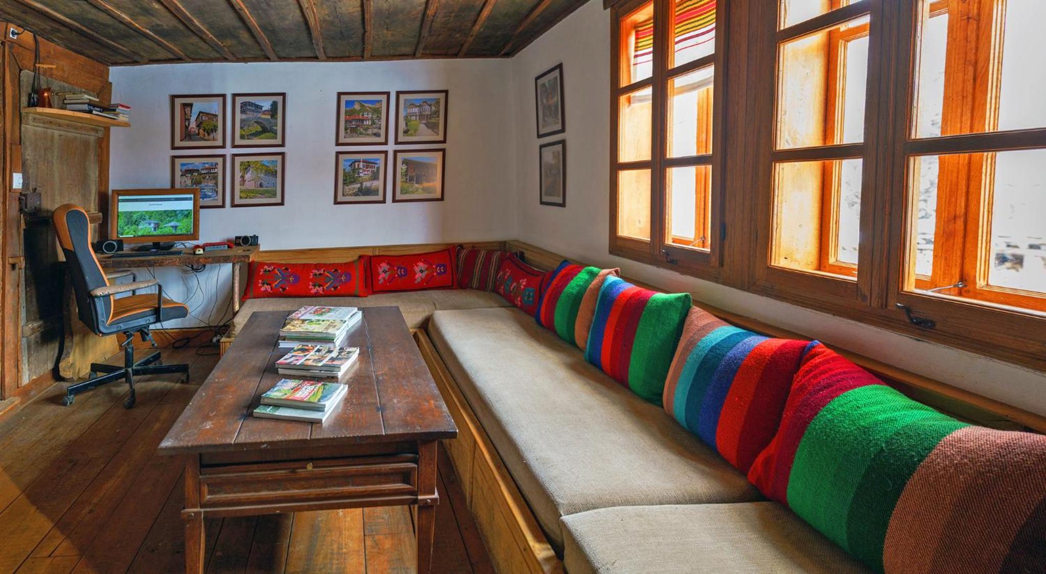 Authentic House with Stunning Mountain View - Karashka