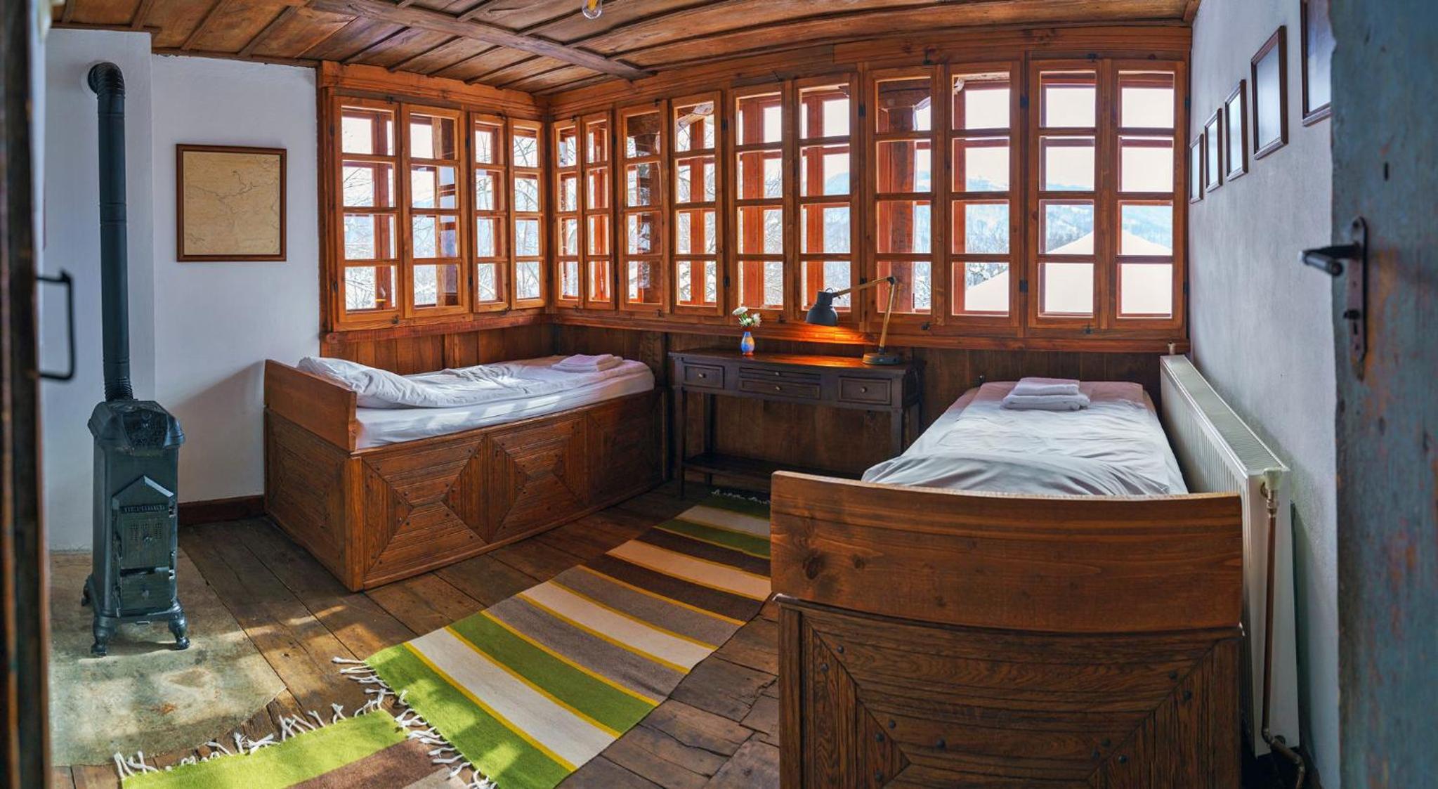 Authentic House with Stunning Mountain View - Karashka