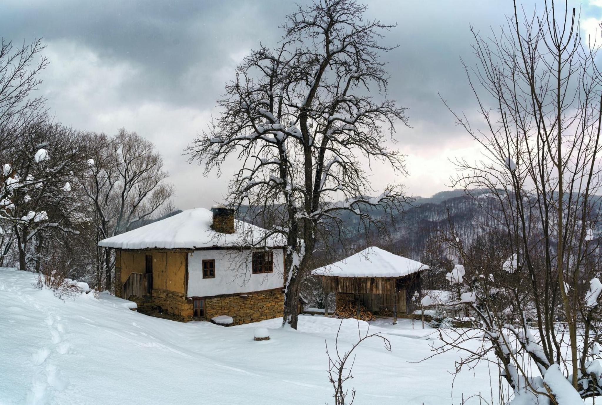 Authentic House with Stunning Mountain View - Karashka