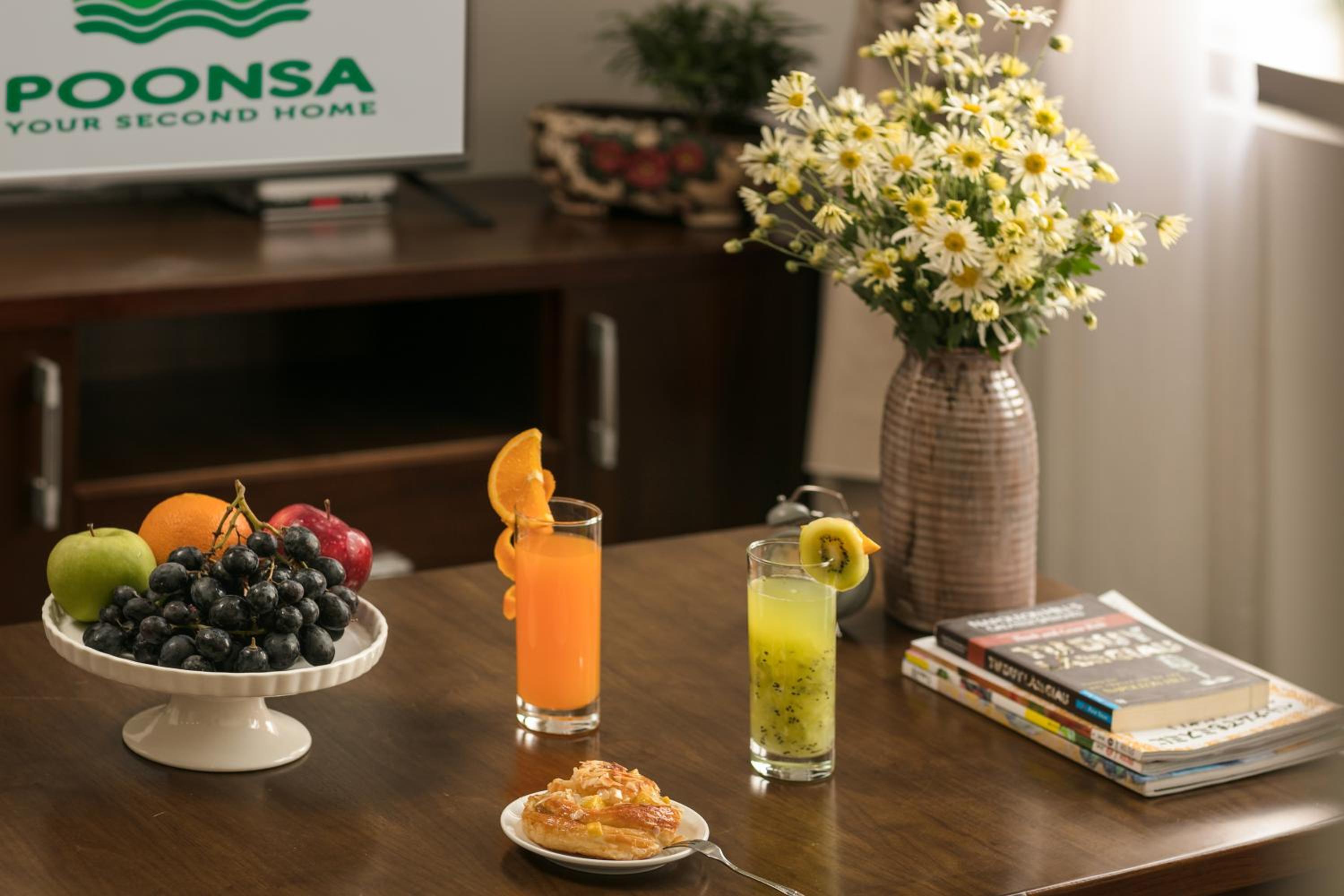Poonsa Hanoi - The Ordinary Living