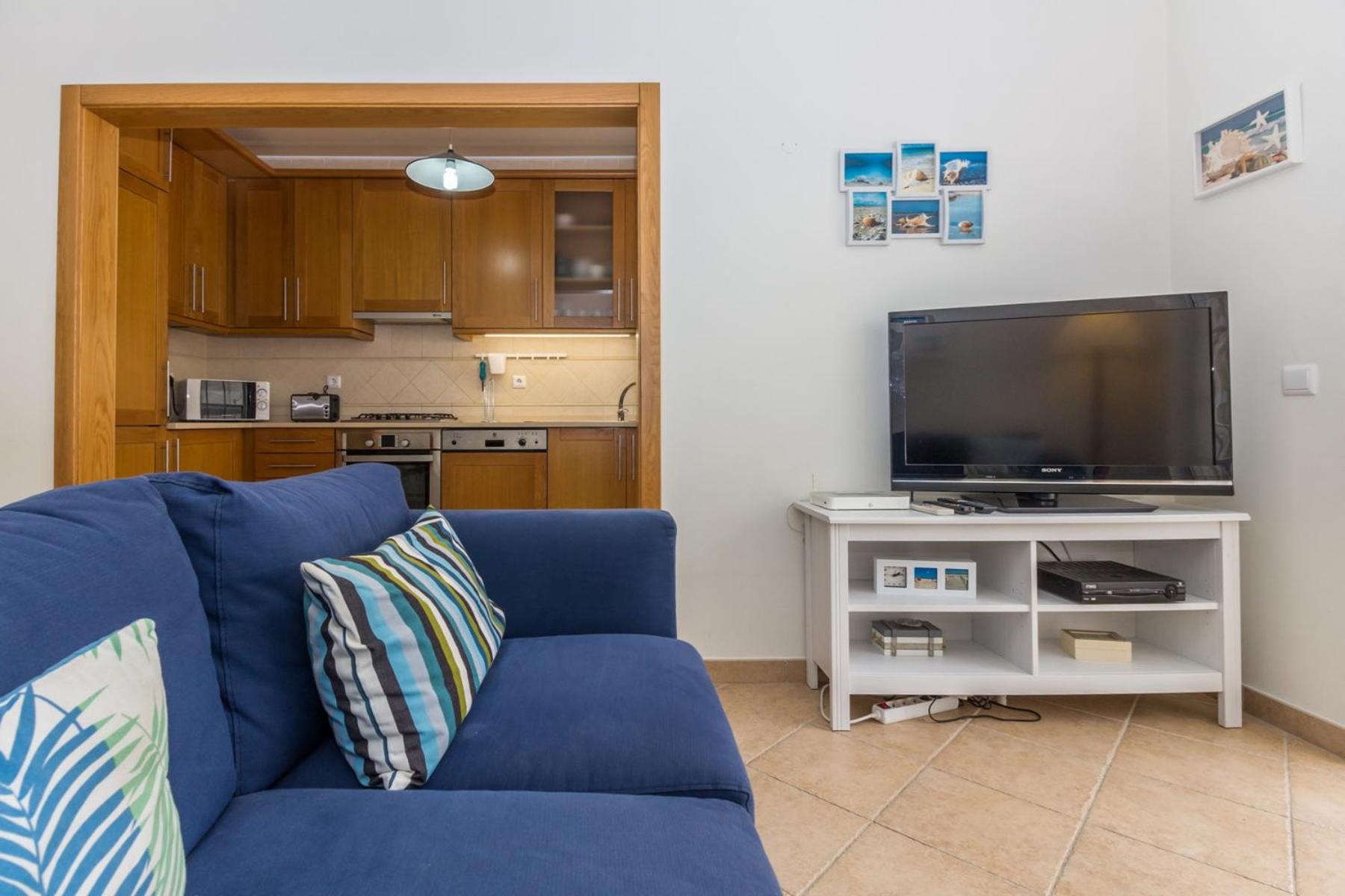 4 bedroom villa wi-fi and shared pool by ALGARVEMANTA view 3