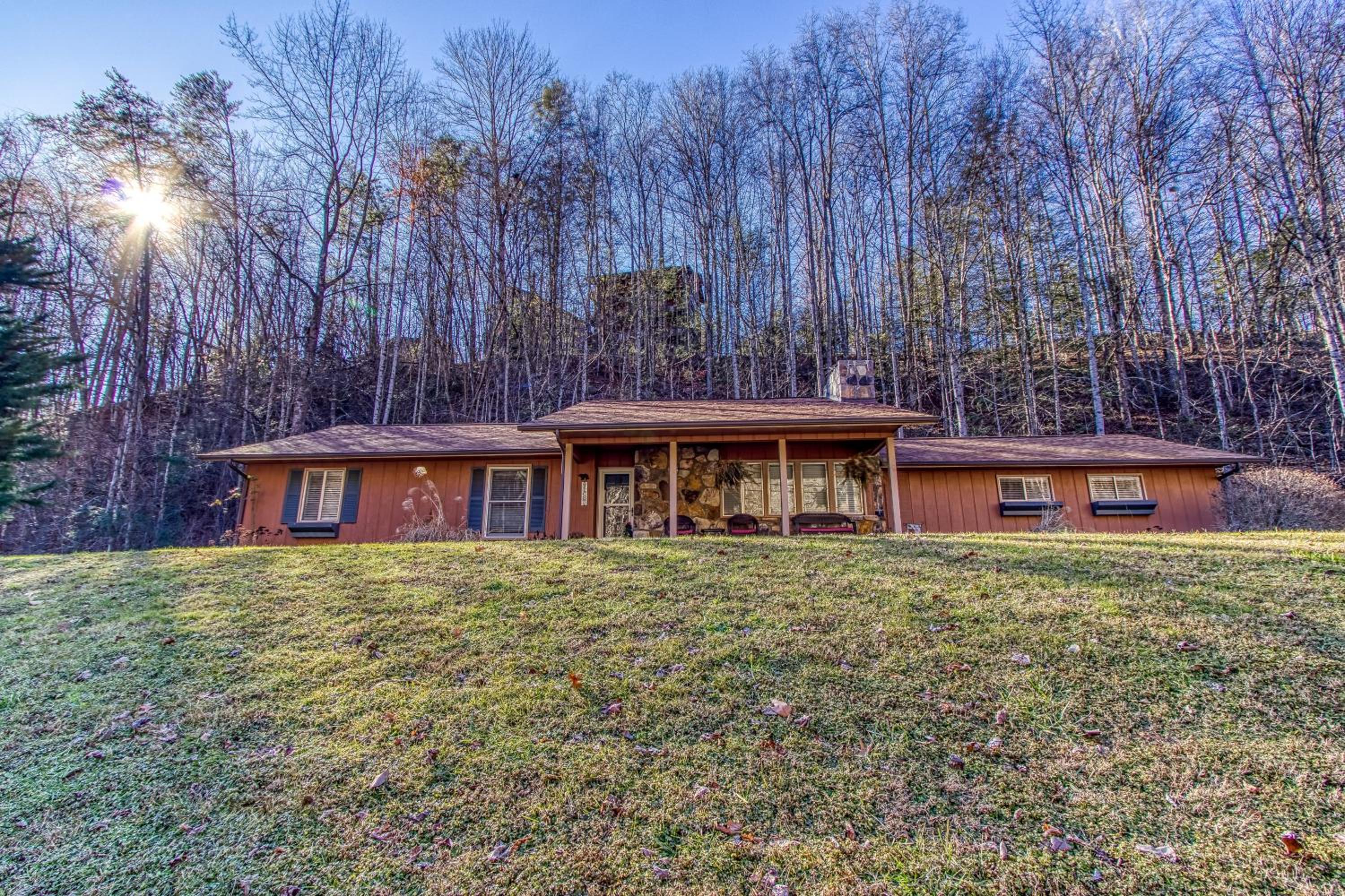 Hidden Memories, Hot Tub, FREE Attraction tickets for each paid day, Pool Table, WIFI!!! view 2