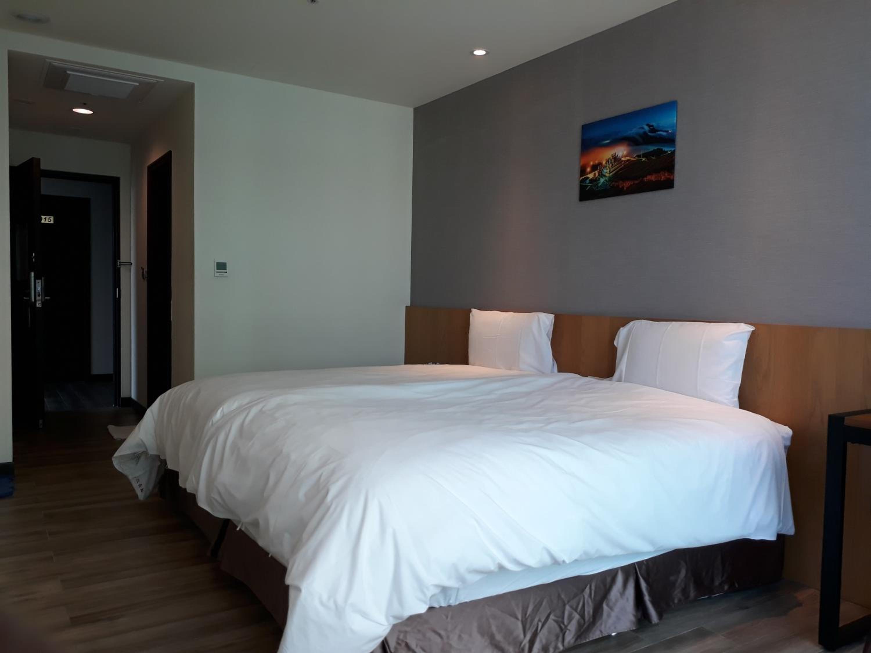 Taoyuan Vacations - Honest  Warm Hotel - Property Image 4