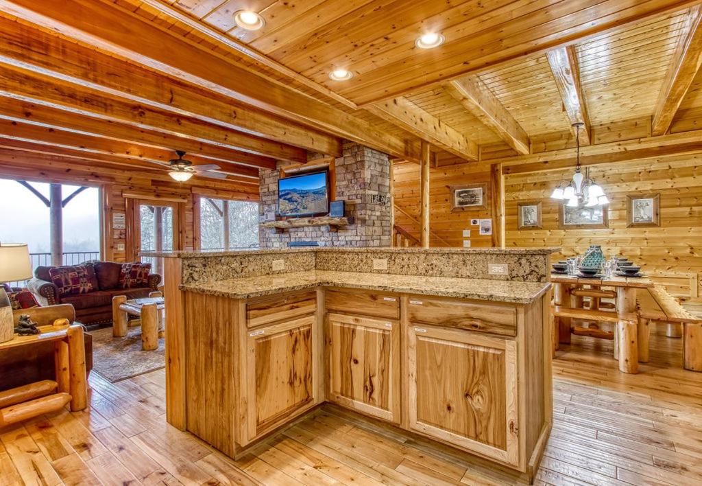 Majestic Highbearnation, Mtn Views, Hot Tub, 560 in FREE Attraction tickets each paid day! view 5