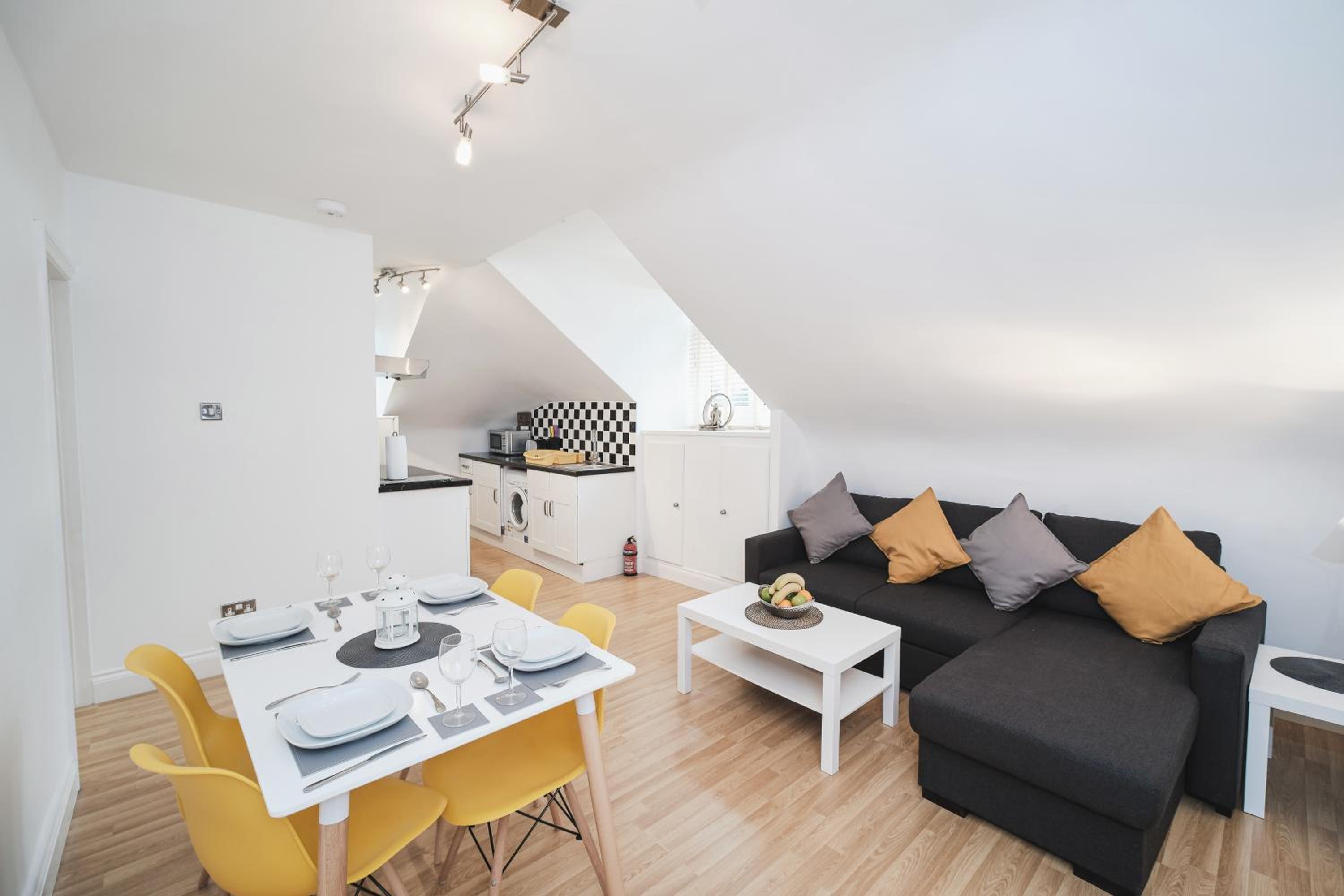 Canterbury 2 Bed Apartment Close to Town CT1 Sleeps 6 view 3