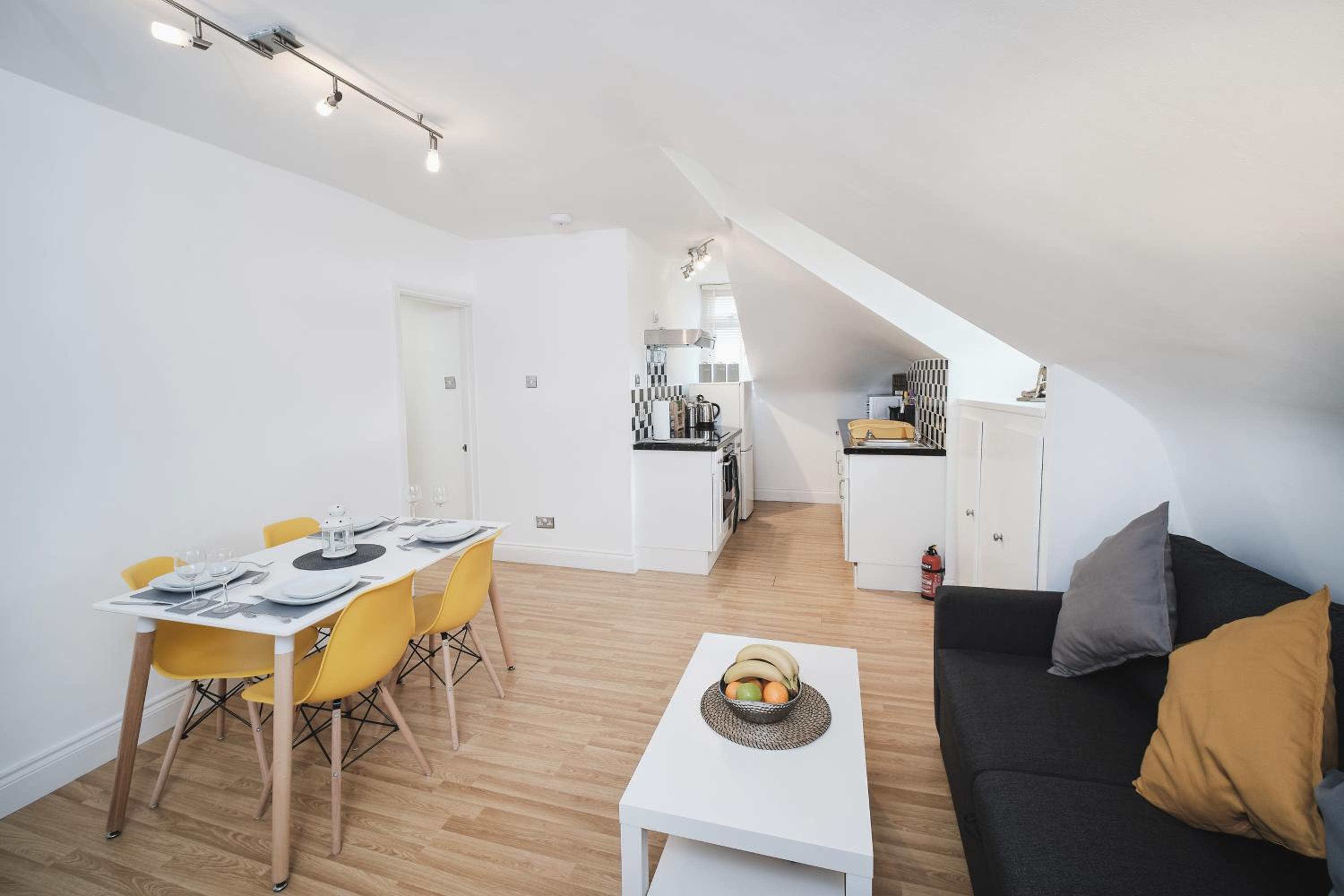 Canterbury 2 Bed Apartment Close to Town CT1 Sleeps 6 view 4