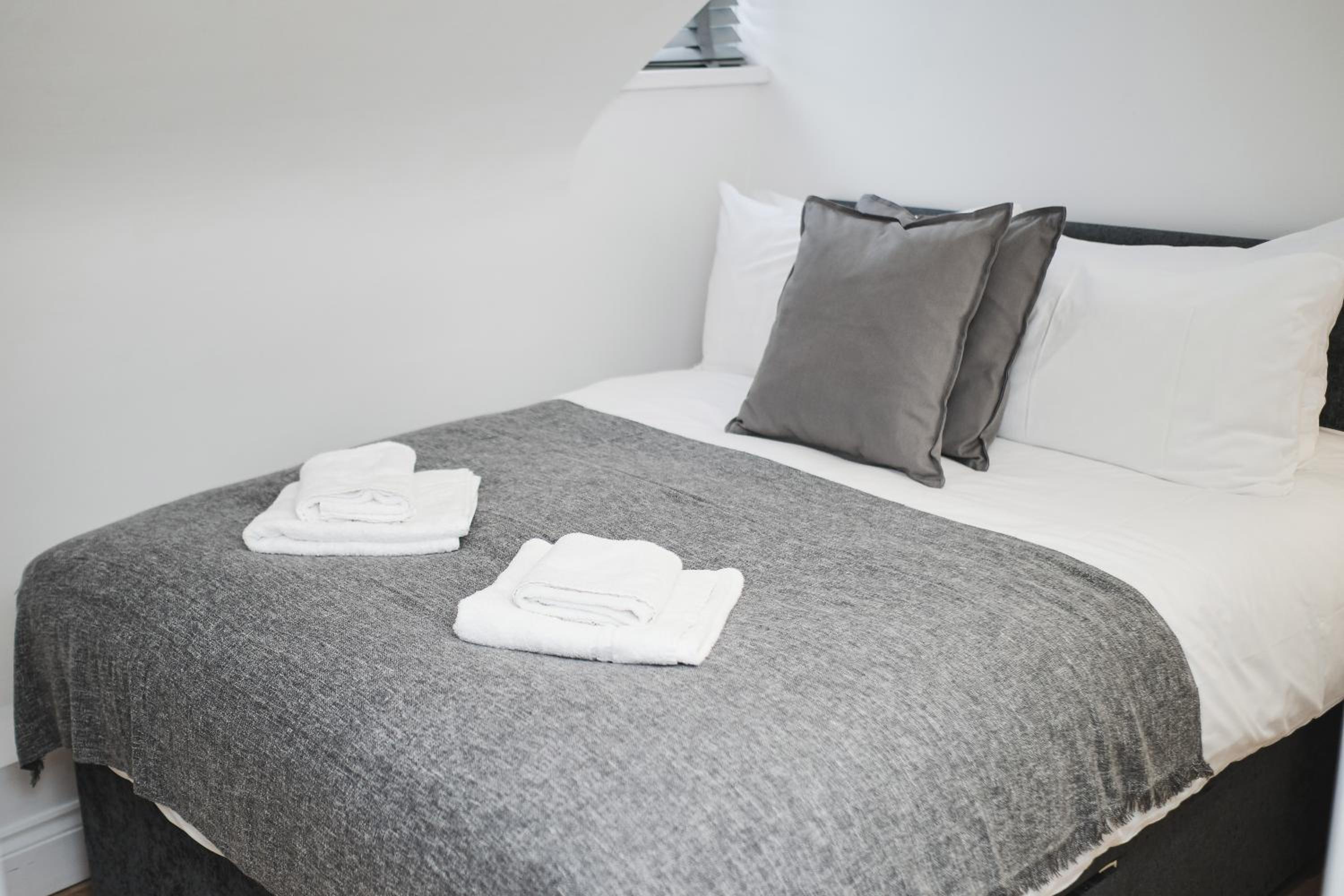 Canterbury 2 Bed Apartment Close to Town CT1 Sleeps 6 view 2