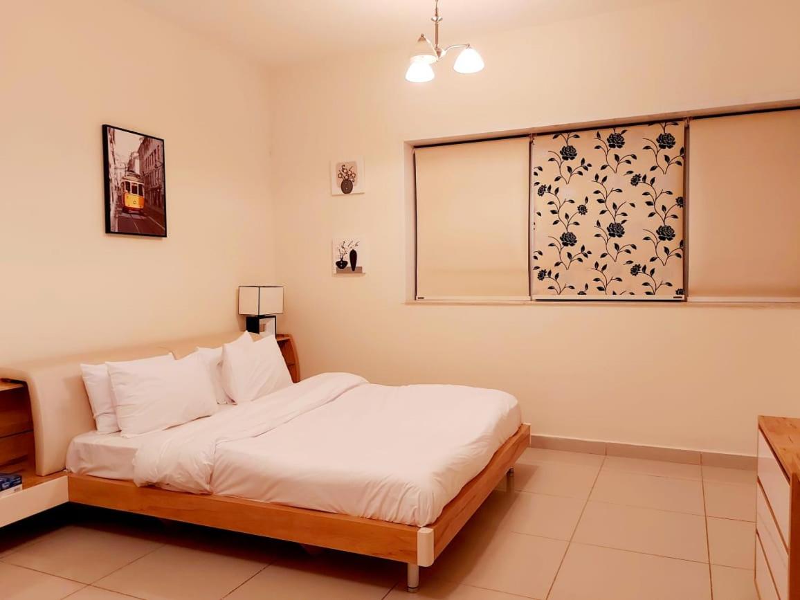 Private rooms in 3 bedroom apartment SKYNEST Homes marina pinnacle