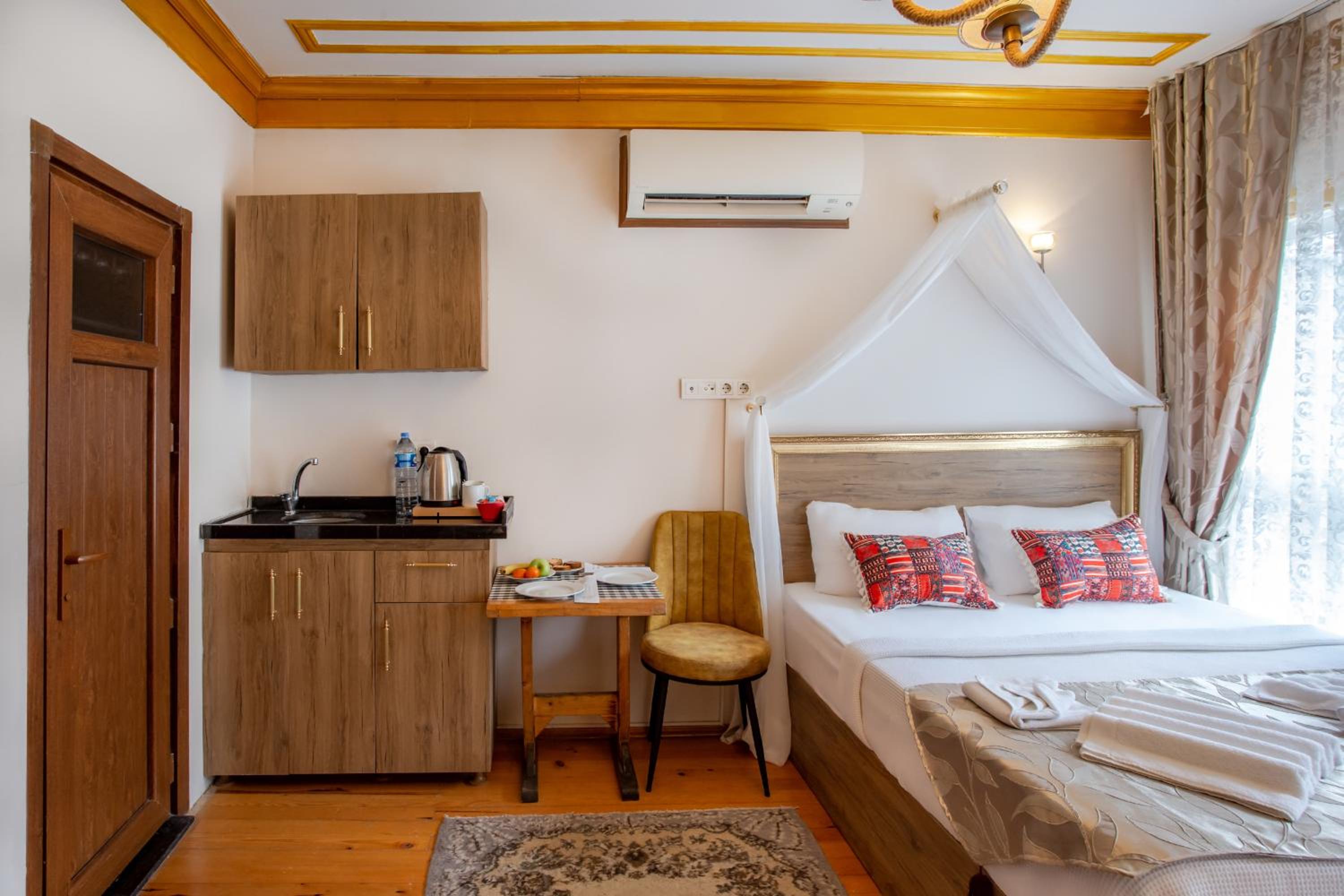 April Hotel - Image 31