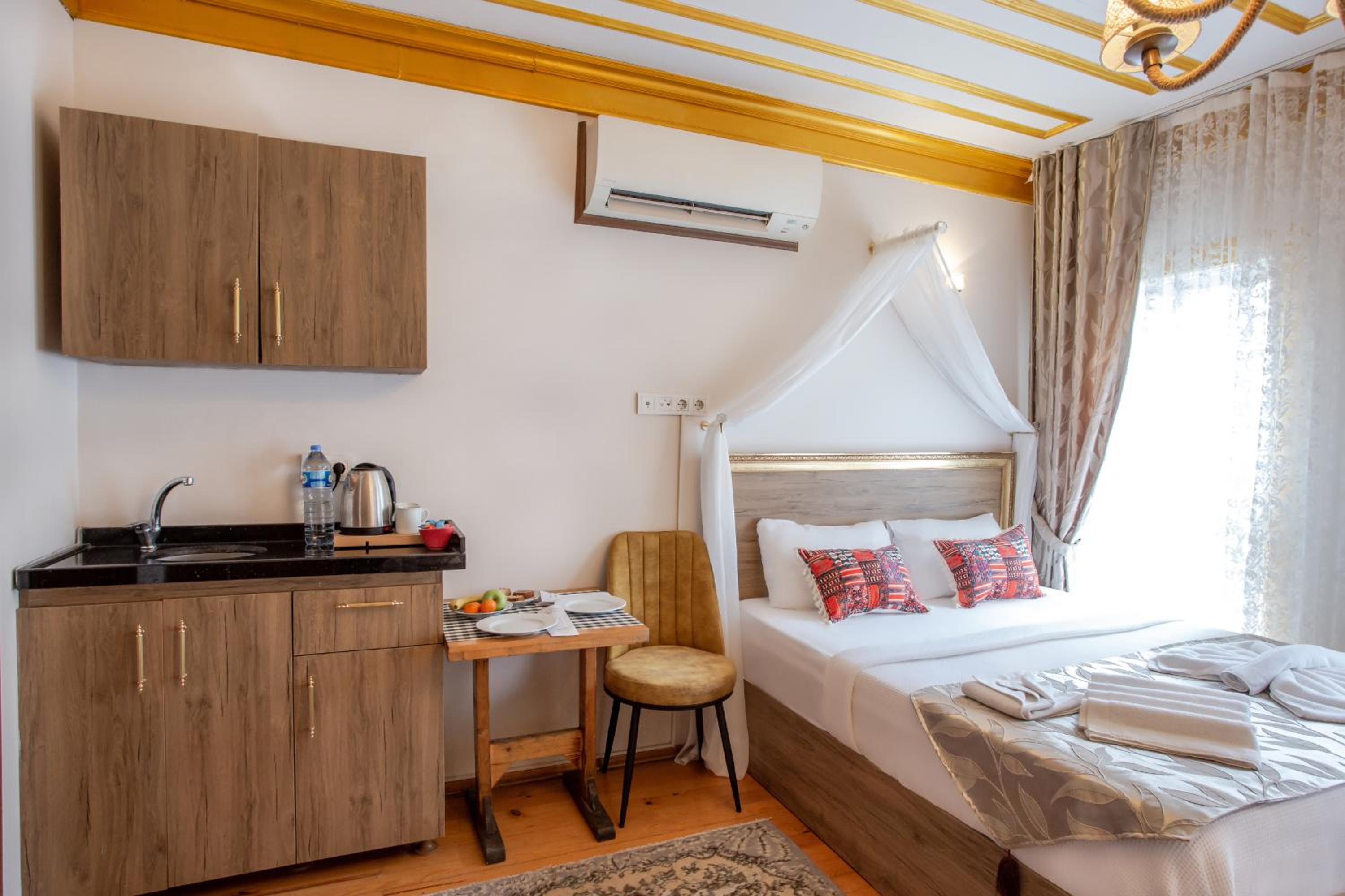 April Hotel - Image 30