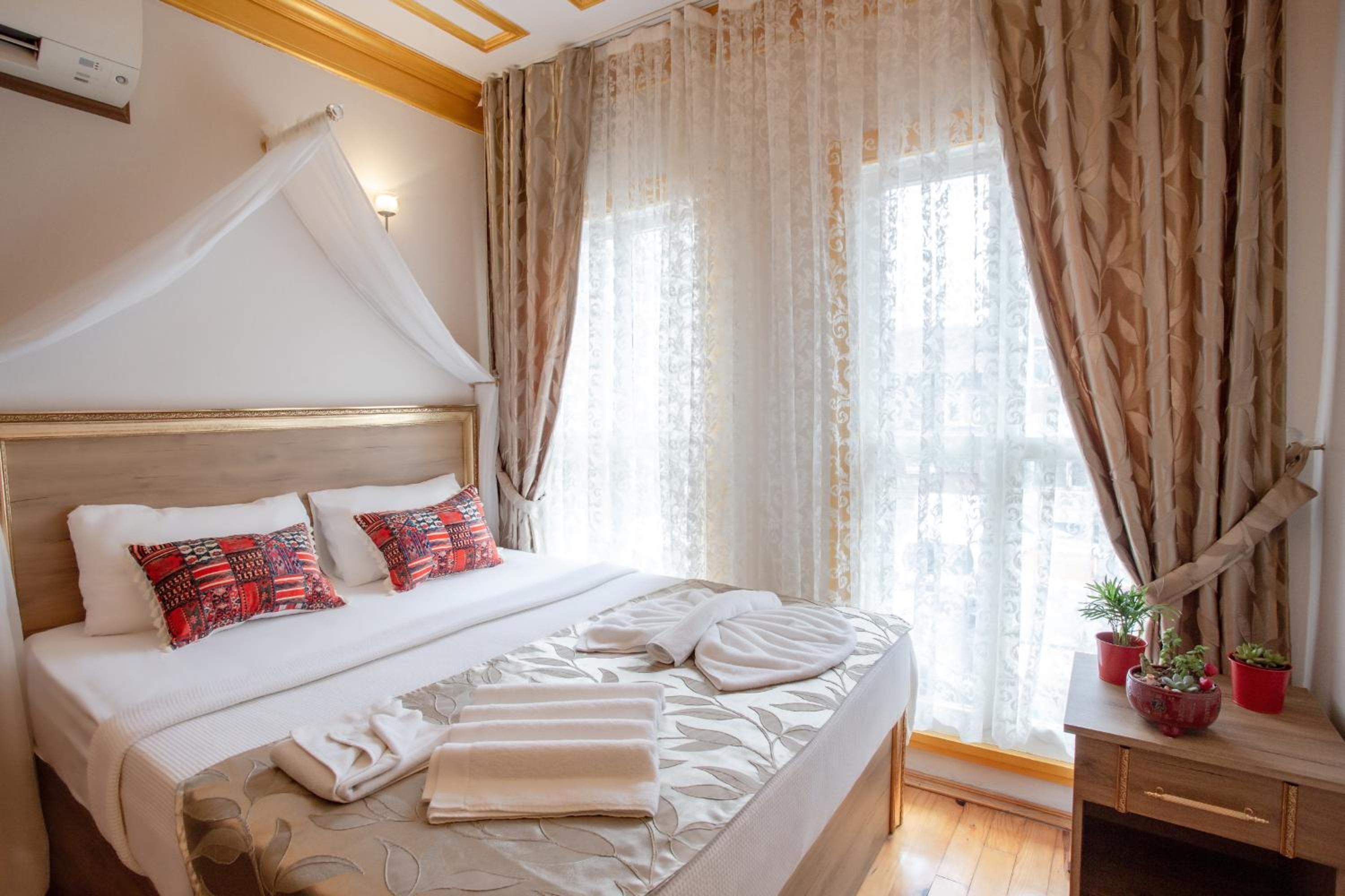 April Hotel - Image 36