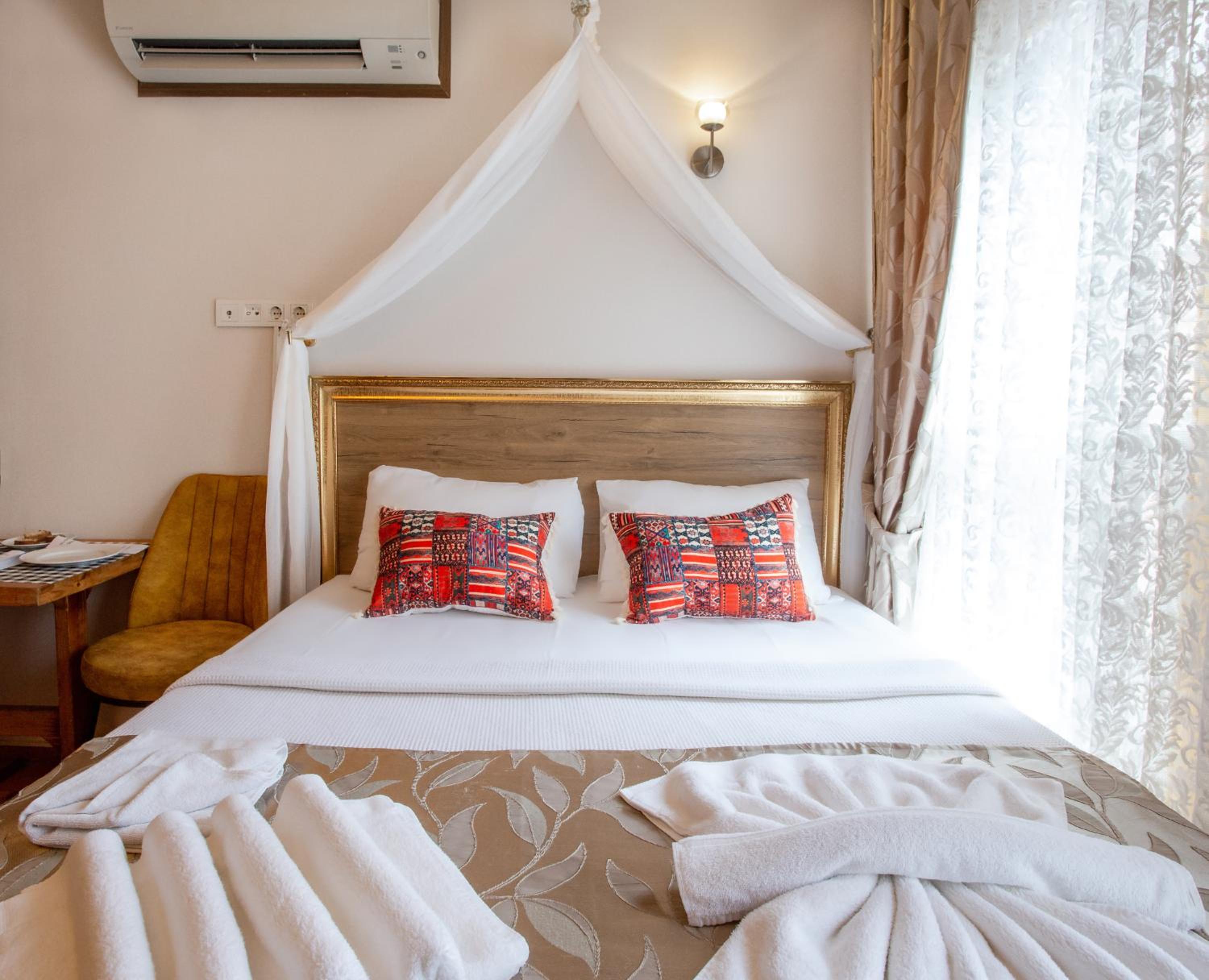 April Hotel - Image 78