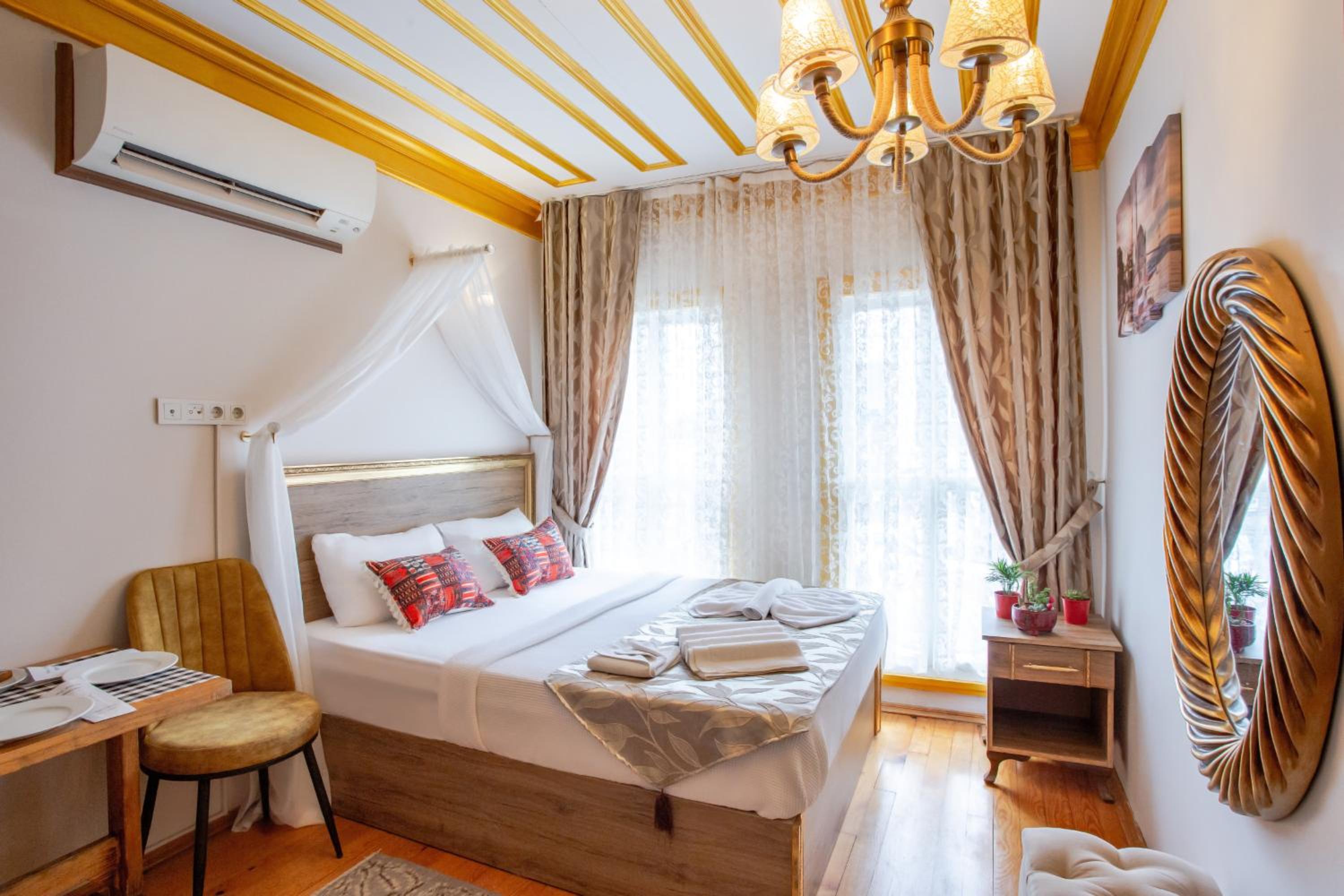 April Hotel - Image 33