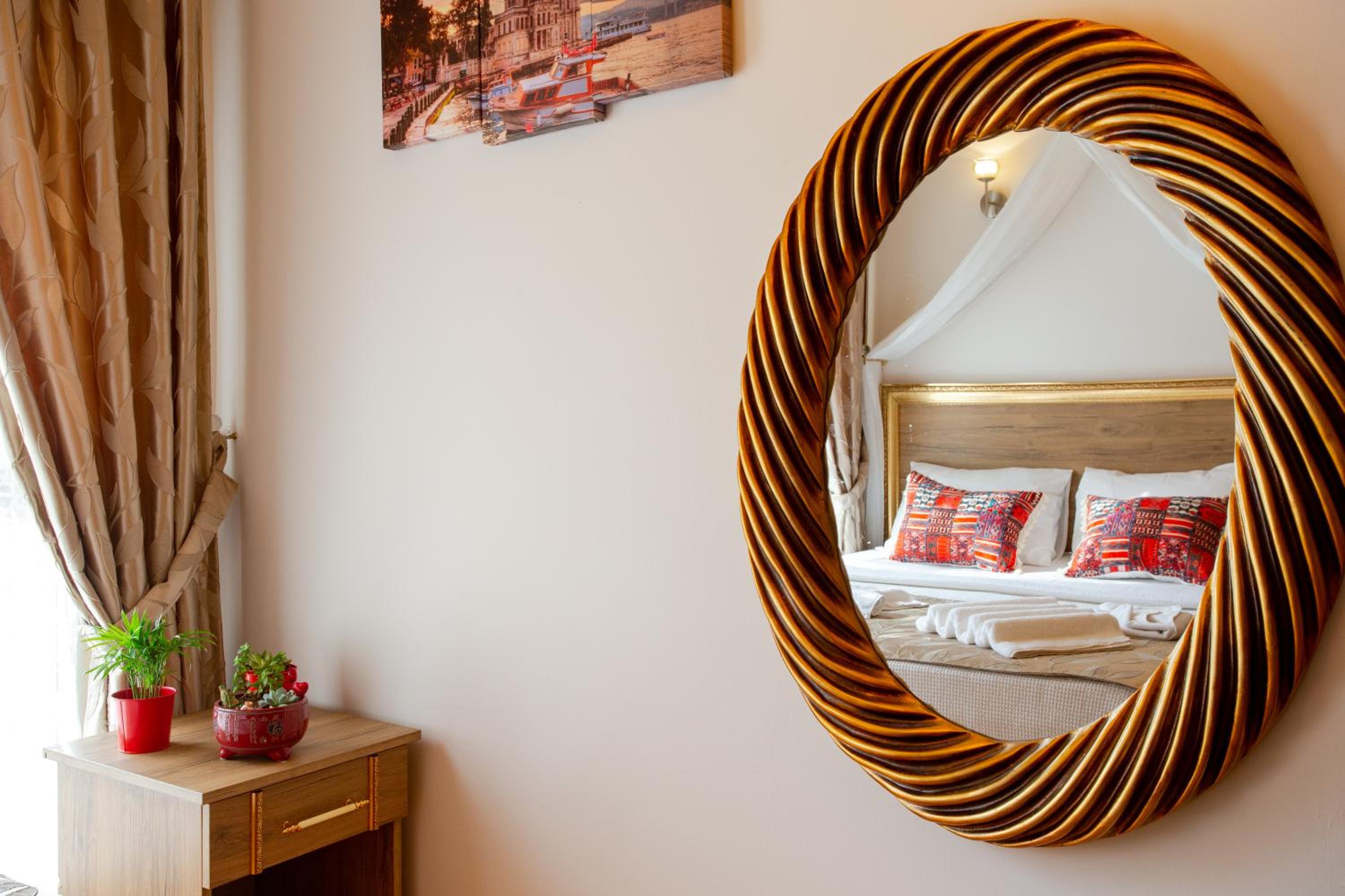 April Hotel - Image 41