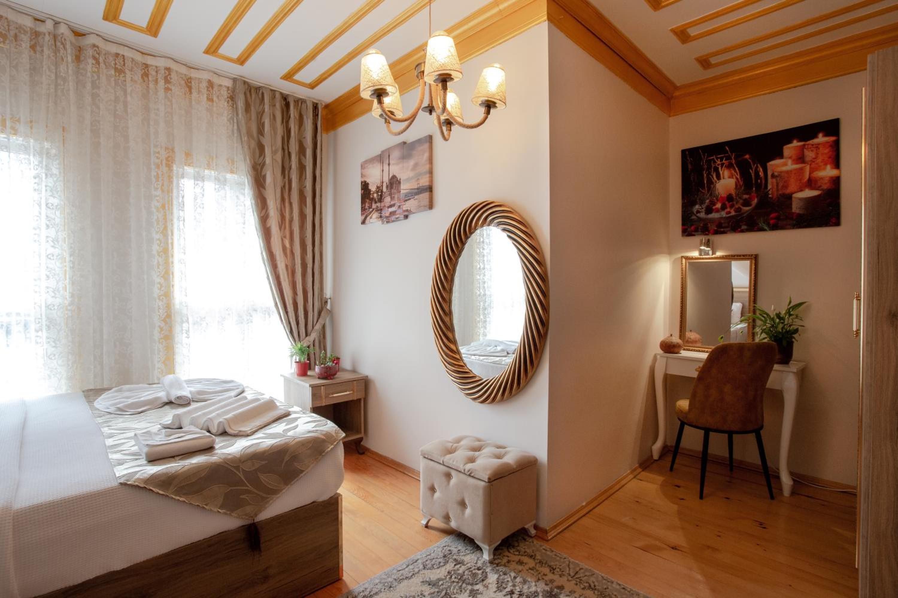 April Hotel - Image 20