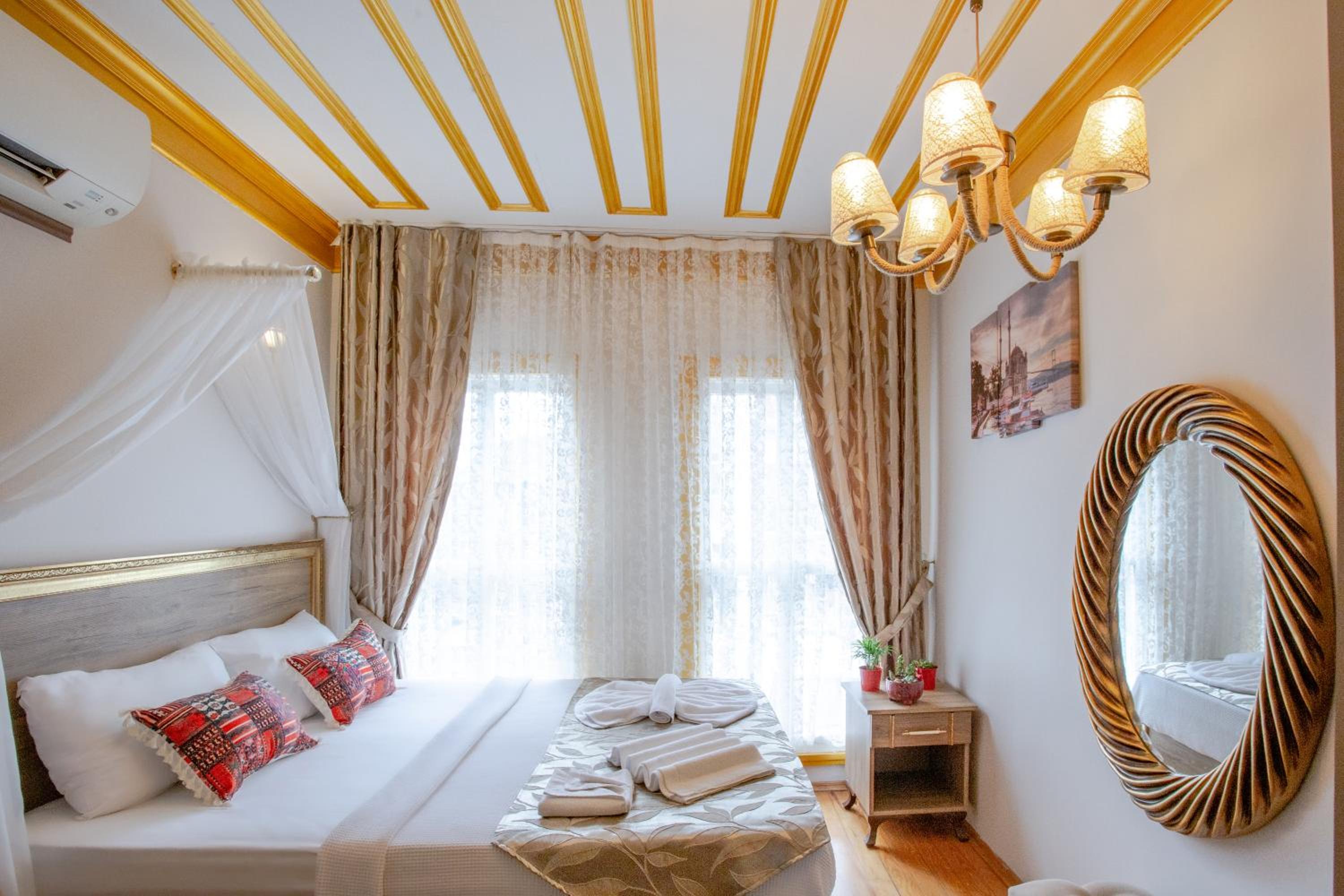 April Hotel - Image 32