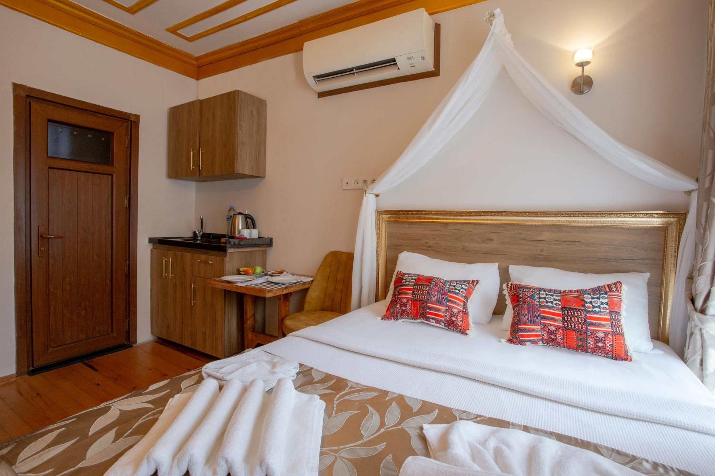 April Hotel - Image 39