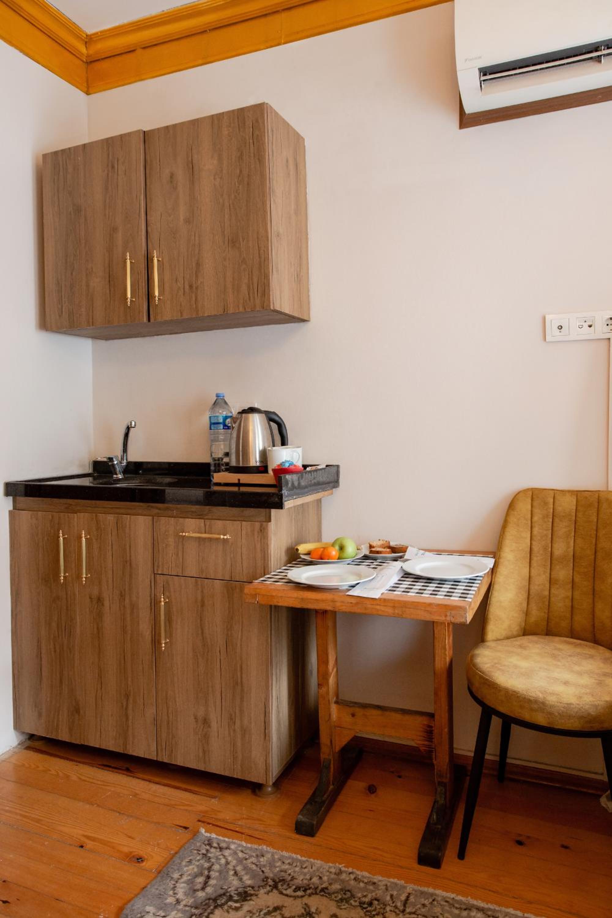 April Hotel - Image 34