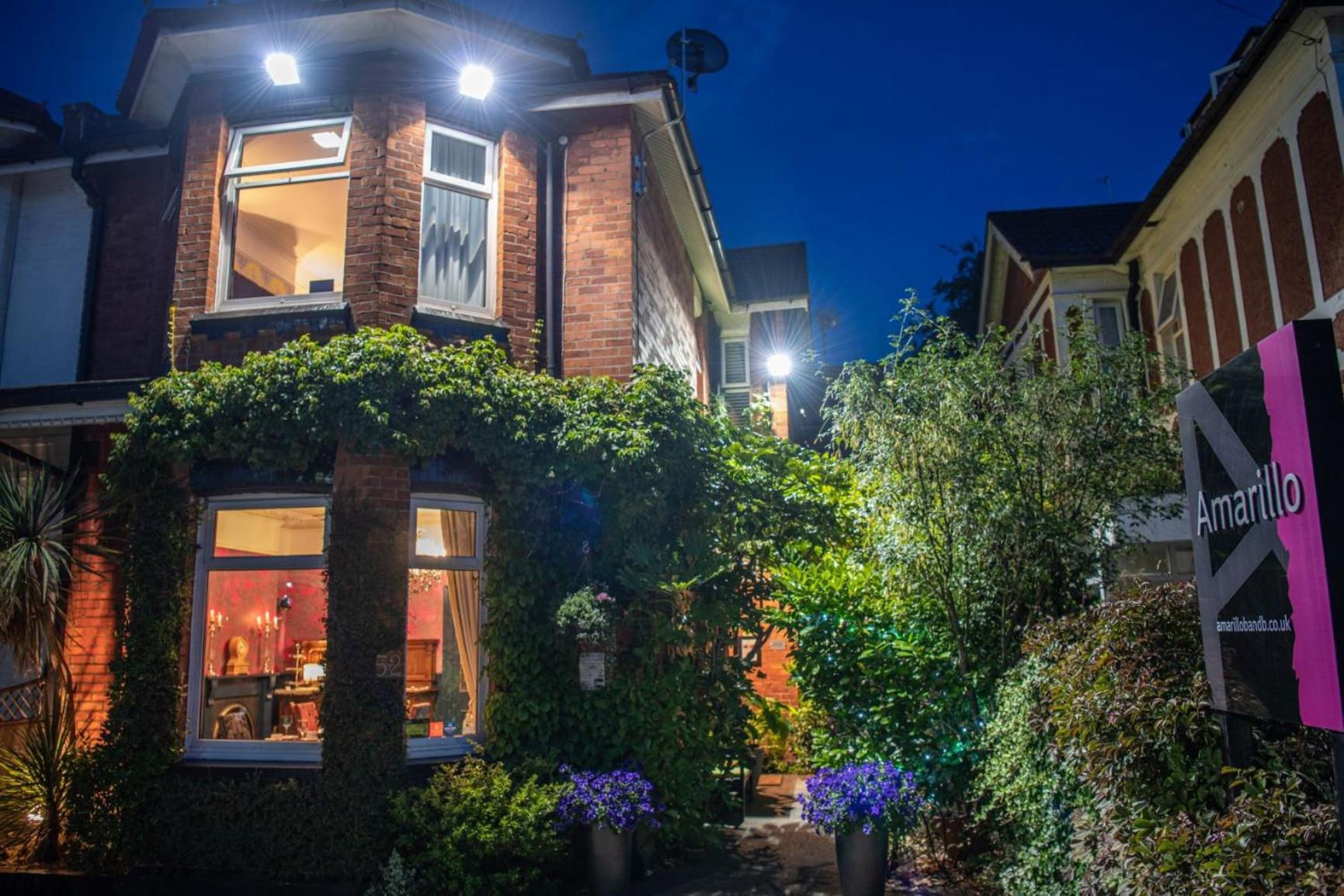 Hotel Amarillo Guesthouse - Image 1