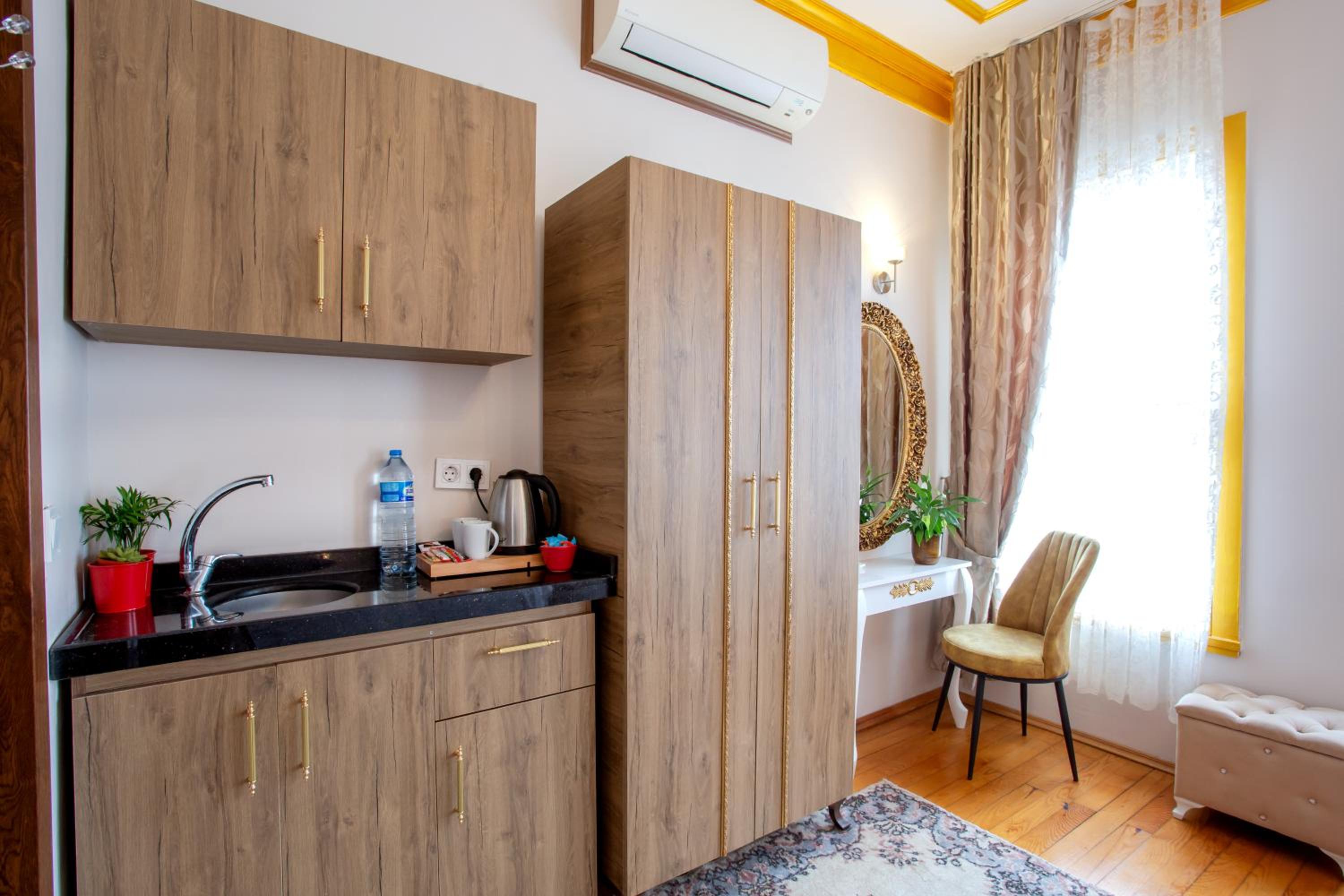 April Hotel - Image 48