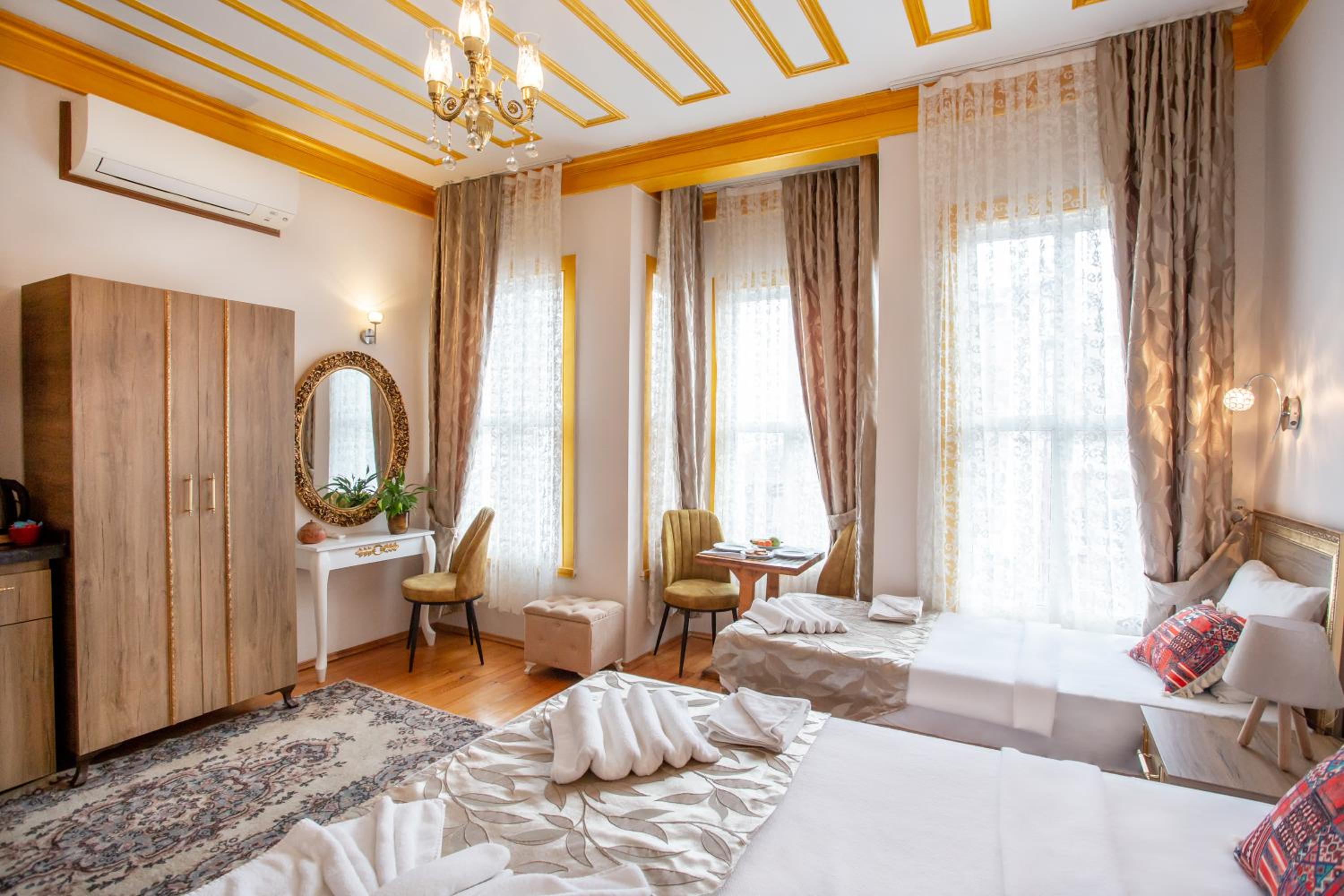 April Hotel - Image 23