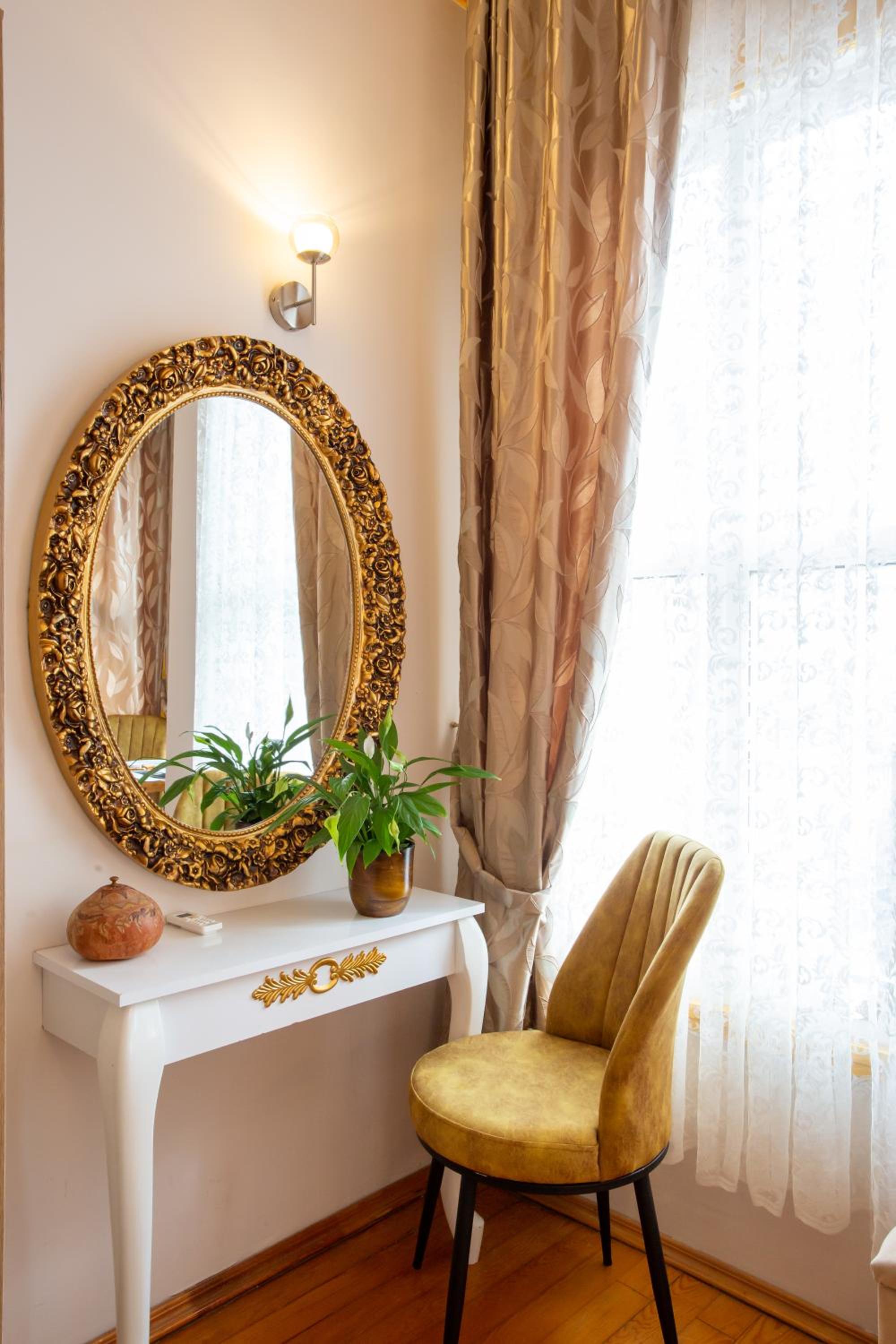 April Hotel - Image 46